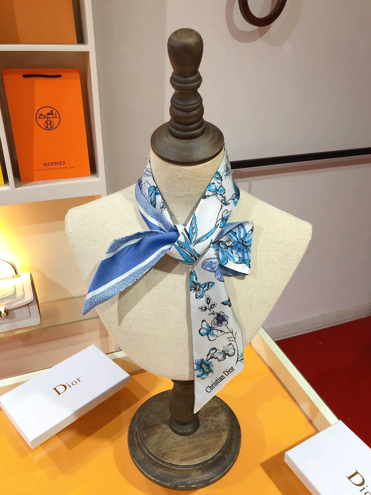 Dior Mitzaḥ écharpe de soie blanche bleue étroite aux extrémités tapered 2