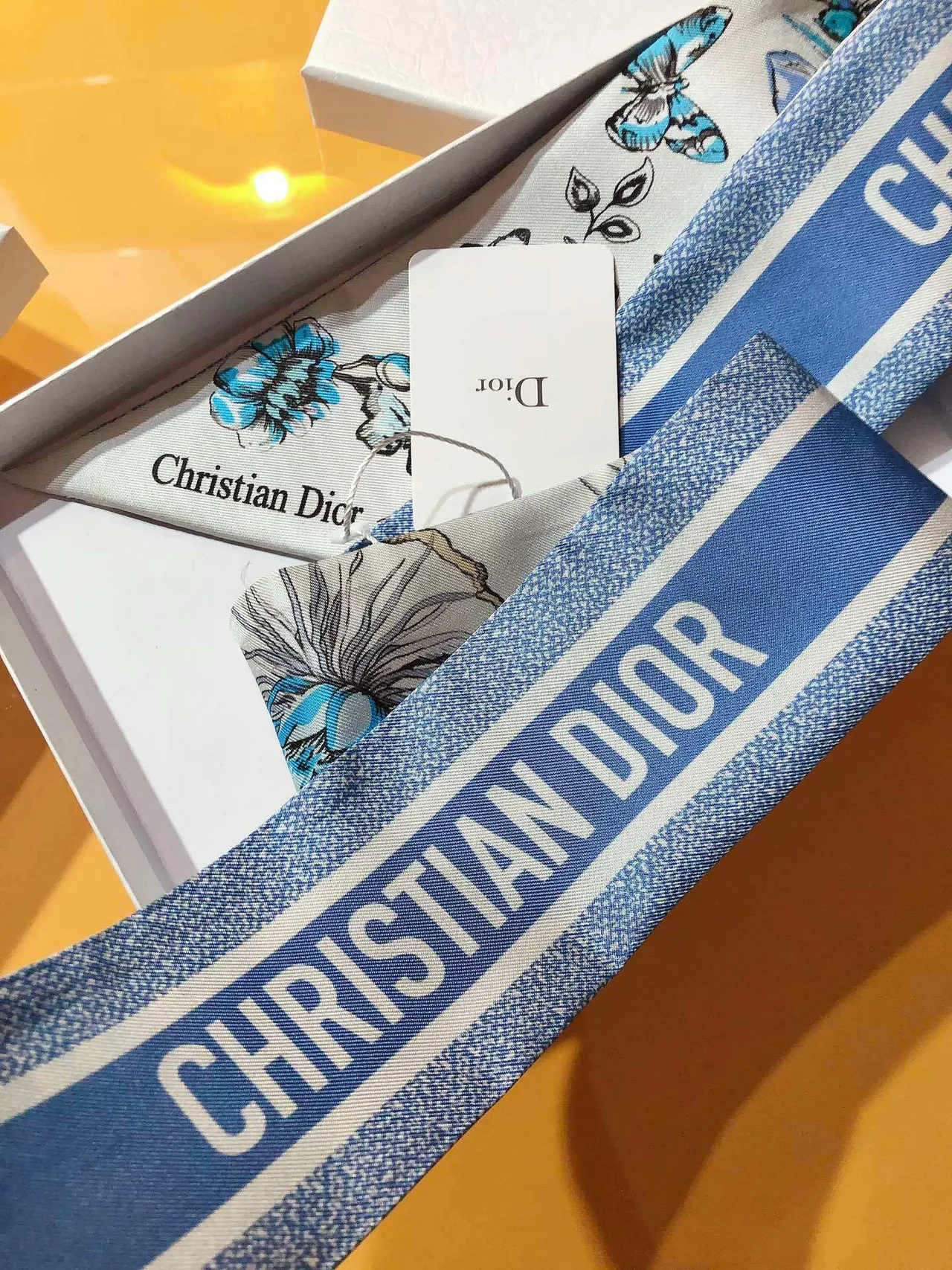 Dior Mitzaḥ écharpe de soie blanche bleue étroite aux extrémités tapered 4