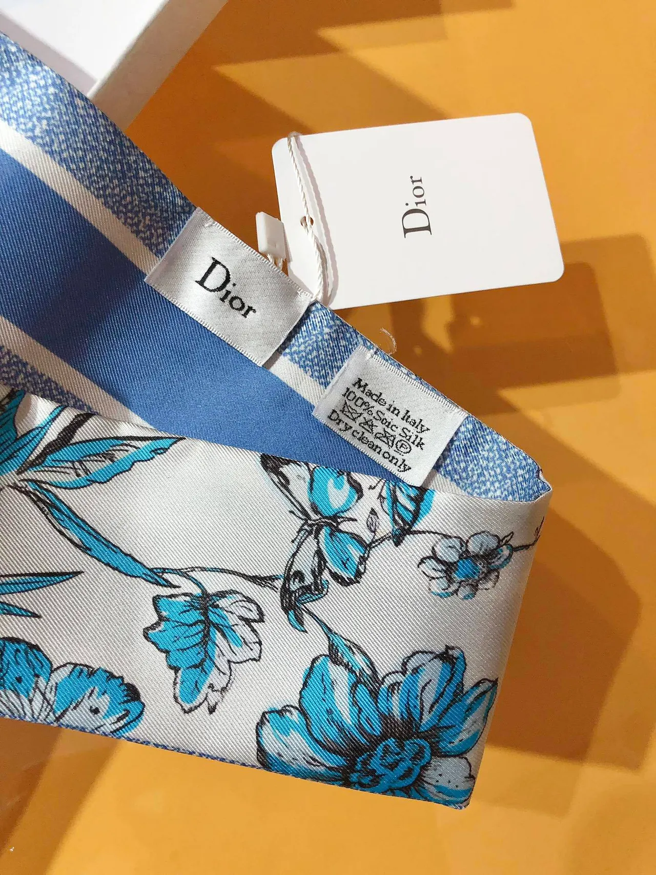 Dior Mitzaḥ écharpe de soie blanche bleue étroite aux extrémités tapered 6
