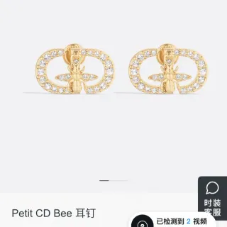Dior Petit CD Bee गोल्ड टोन और क्रिस्टल स्टड ईयरिंग्स