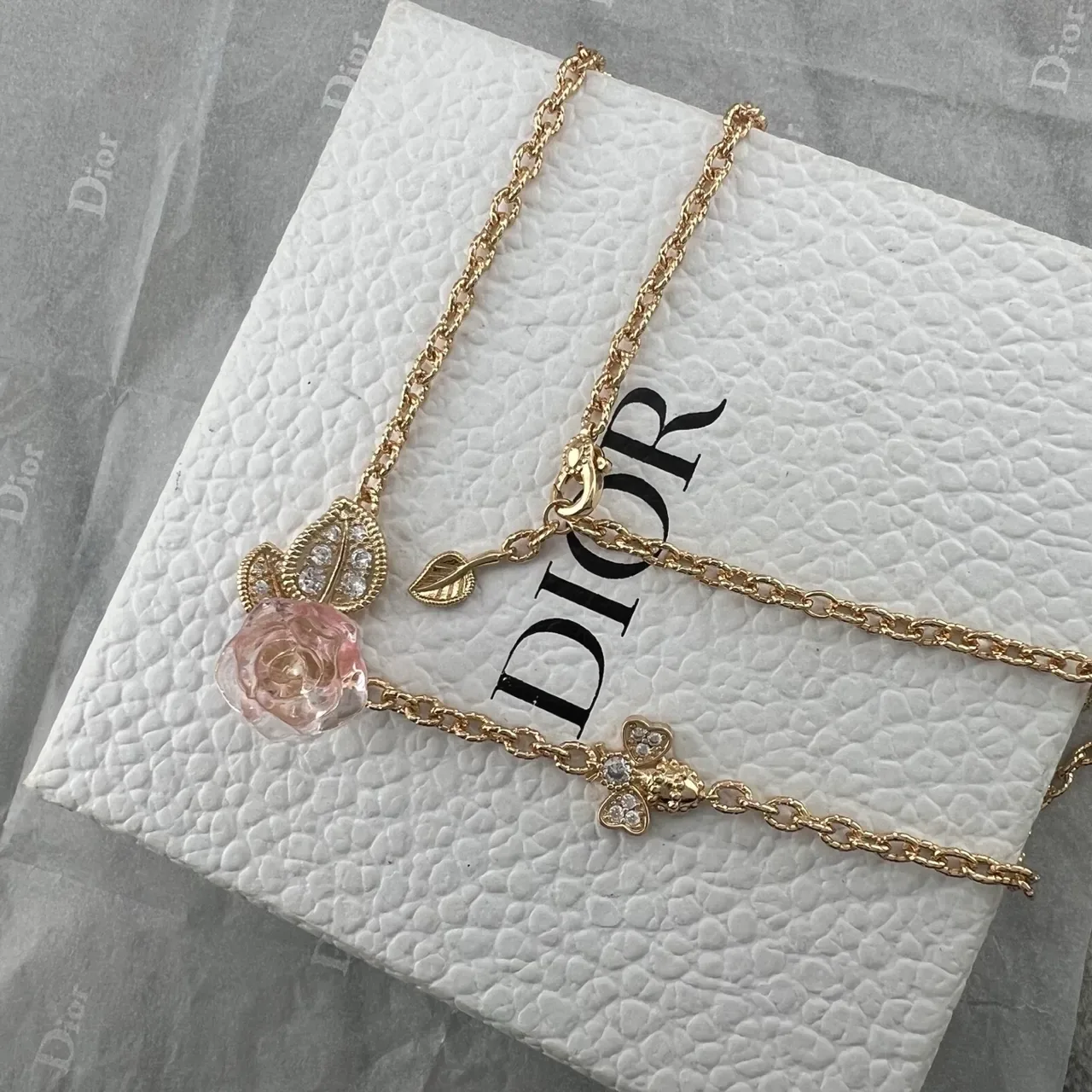 Dior Or Rose Pendentif Résine Forme Rose Motif Feuilles Cristal Pavé Collier 3