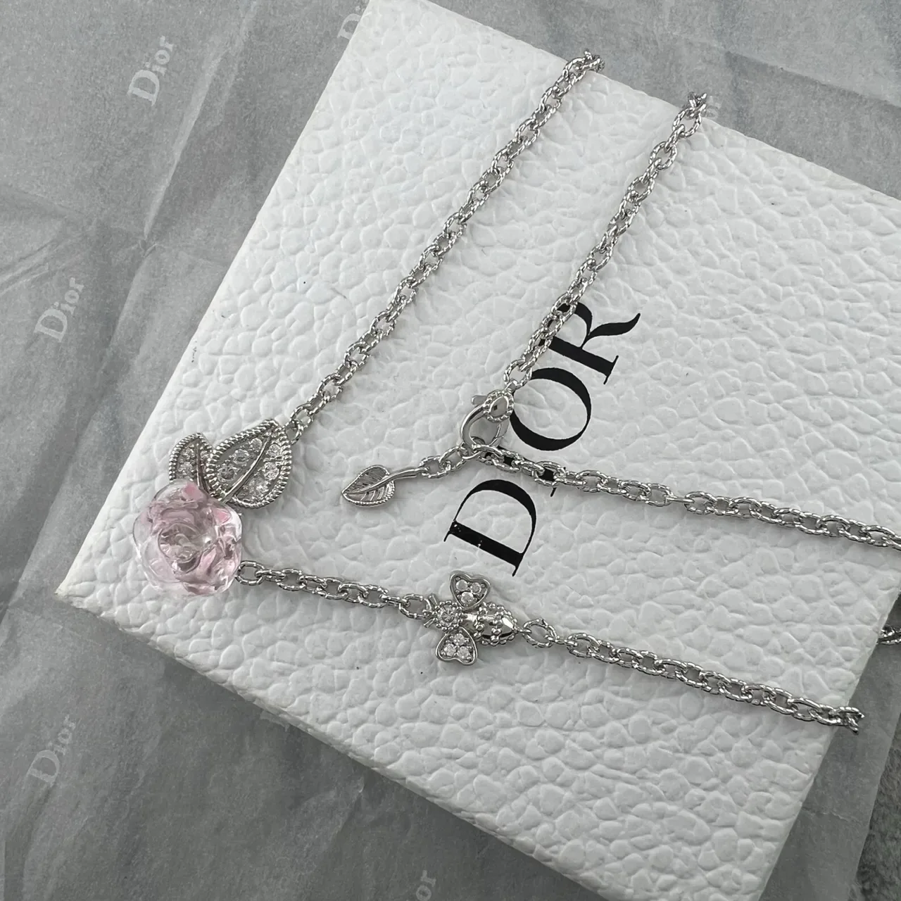 Dior Or Rose Pendentif Résine Forme Rose Motif Feuilles Cristal Pavé Collier 4