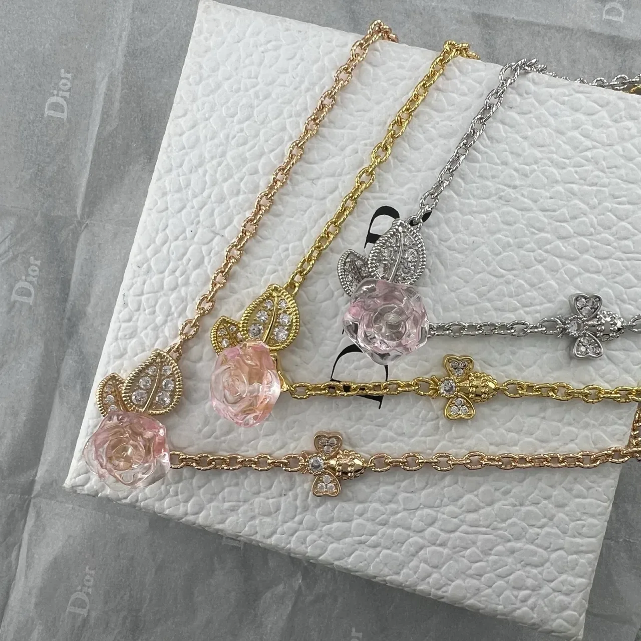 Dior Or Rose Pendentif Résine Forme Rose Motif Feuilles Cristal Pavé Collier 6