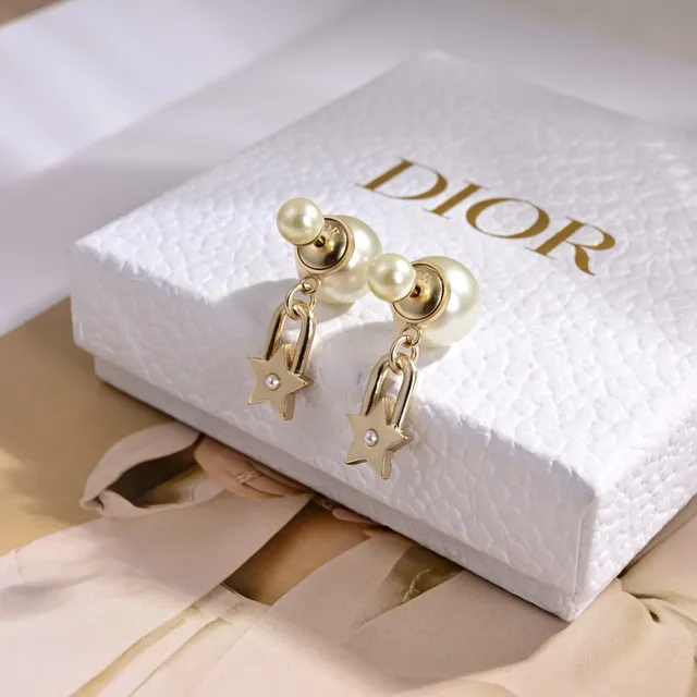 Dior Tribales Brincos de metal com pérola branca e tom dourado 4