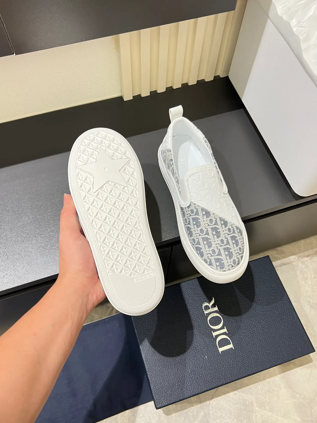 Dior Tênis Lifestyle Slip-On Branco e Cinza com Estampa Monograma 3
