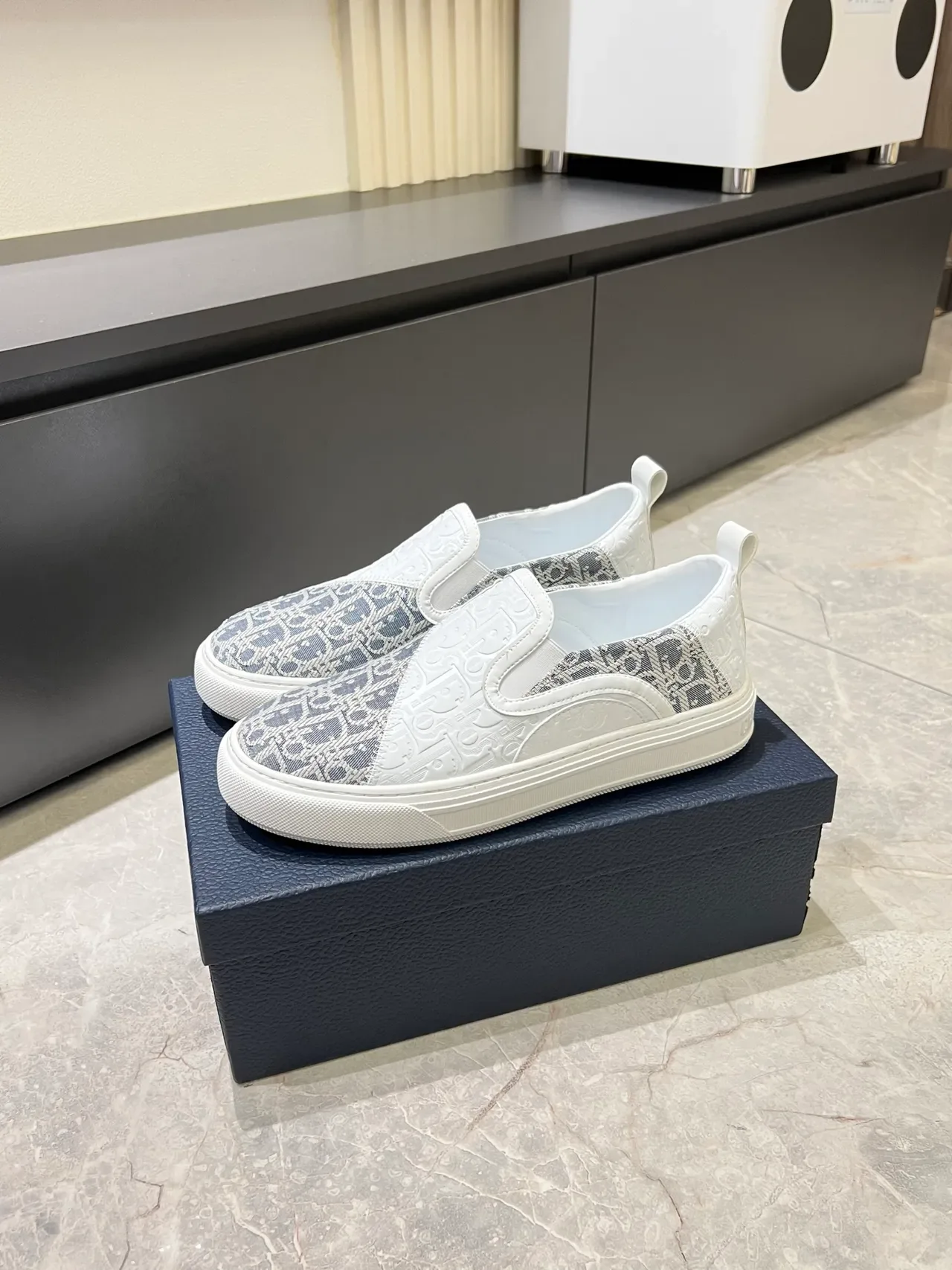 Dior Tênis Lifestyle Slip-On Branco e Cinza com Estampa Monograma 4