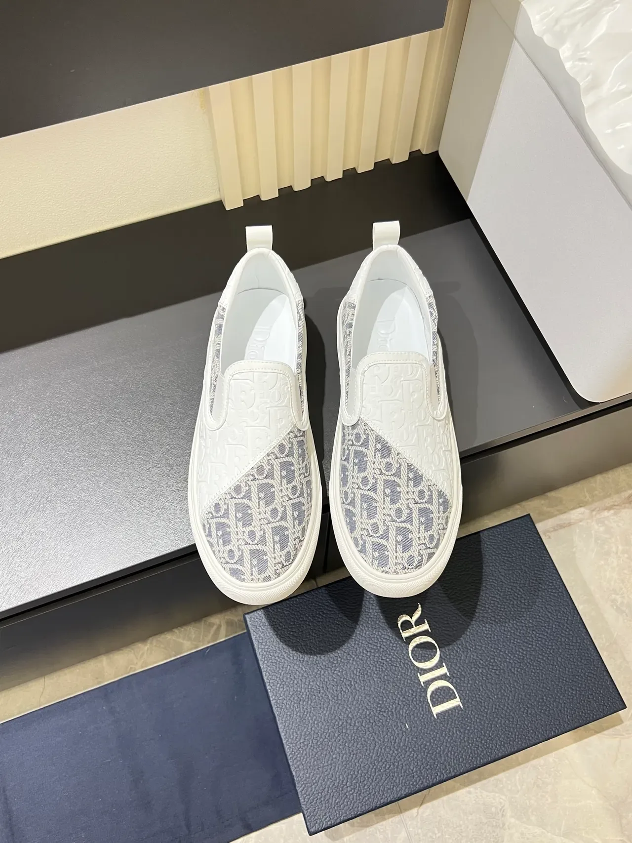Dior Tênis Lifestyle Slip-On Branco e Cinza com Estampa Monograma 5