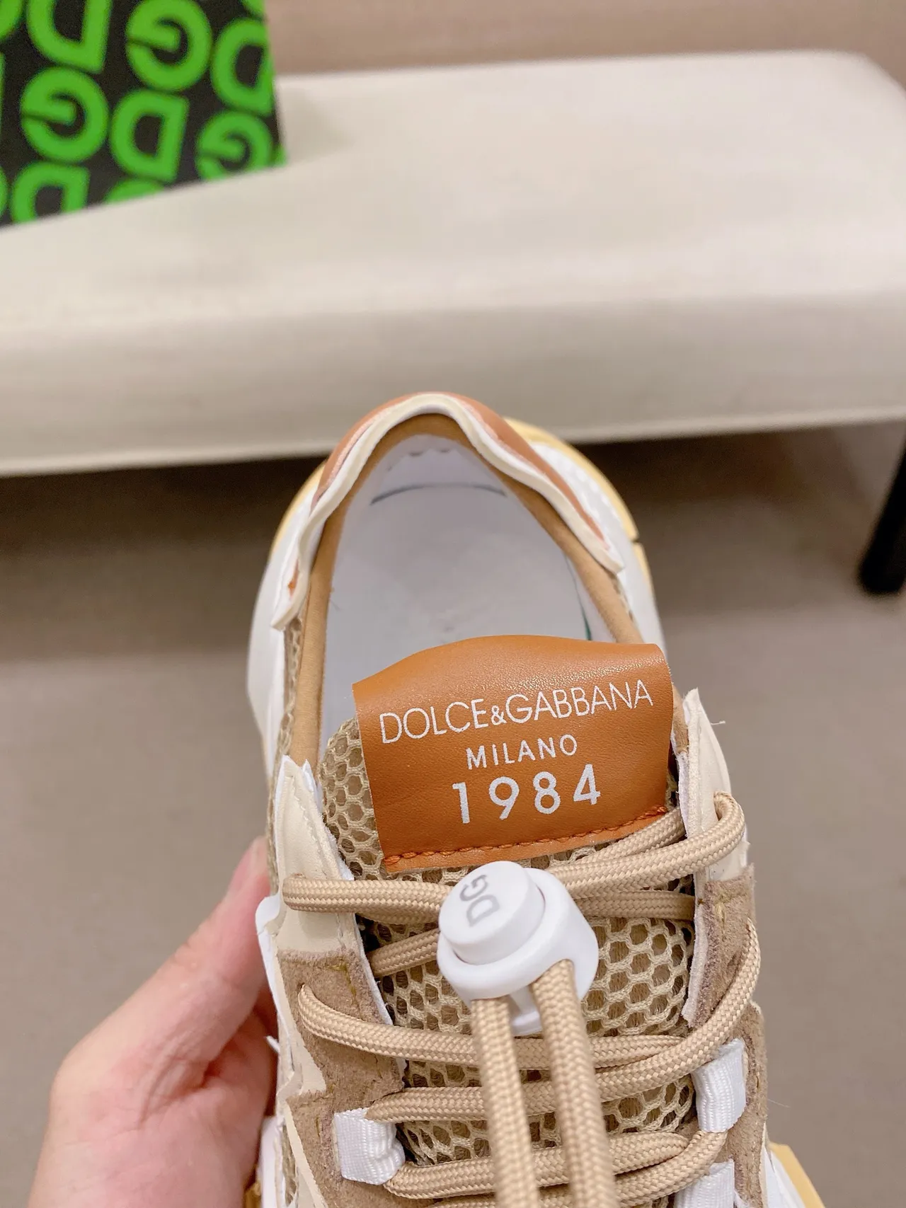 Dolce & Gabbana Sneakers chunky avec semelle blanche, empeigne en maille et daim beige 4