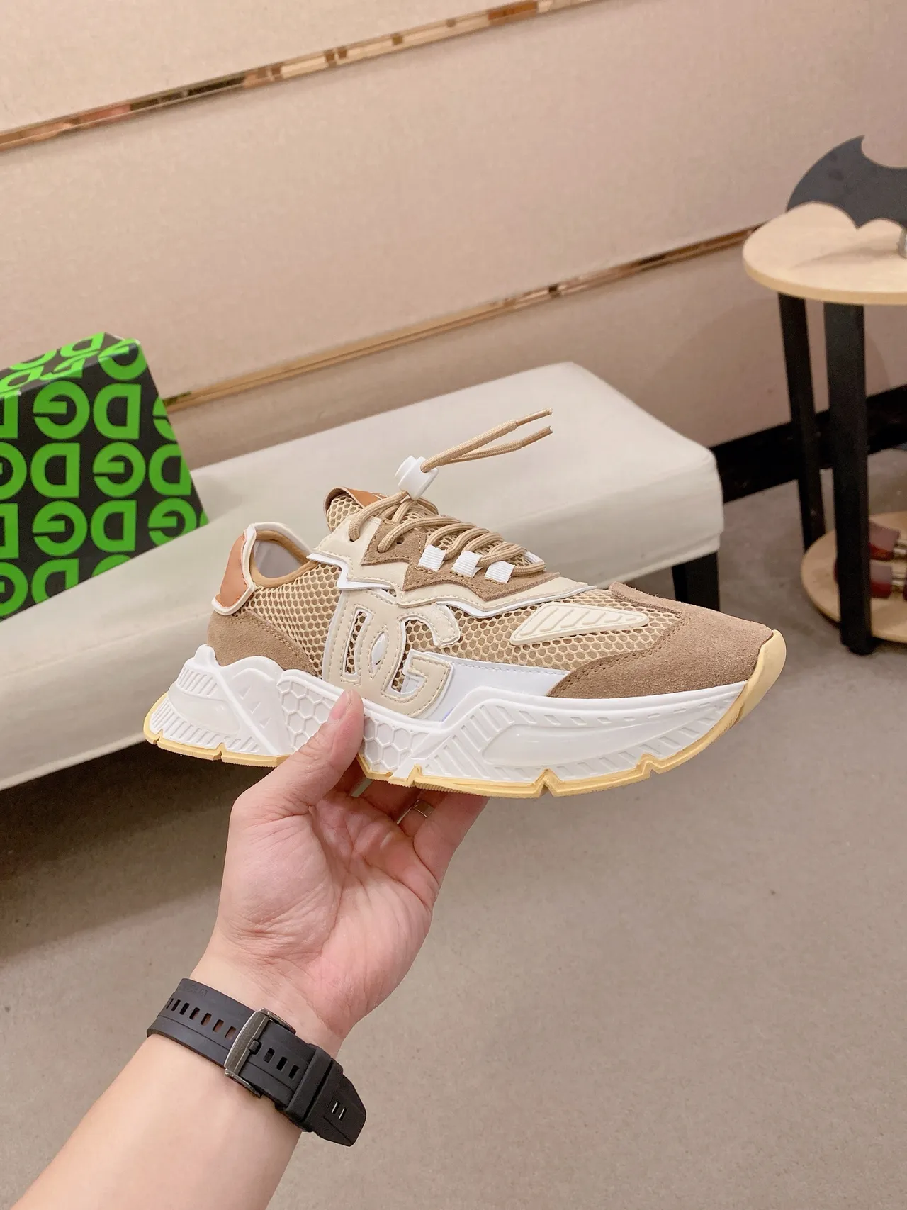 Dolce & Gabbana Sneakers chunky avec semelle blanche, empeigne en maille et daim beige 5