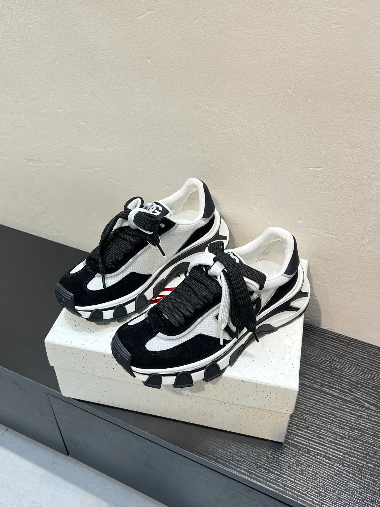 Dolce & Gabbana Chaussures Chunky Semelle Plateforme Noire Blanche Partie Supérieure en Couches 3