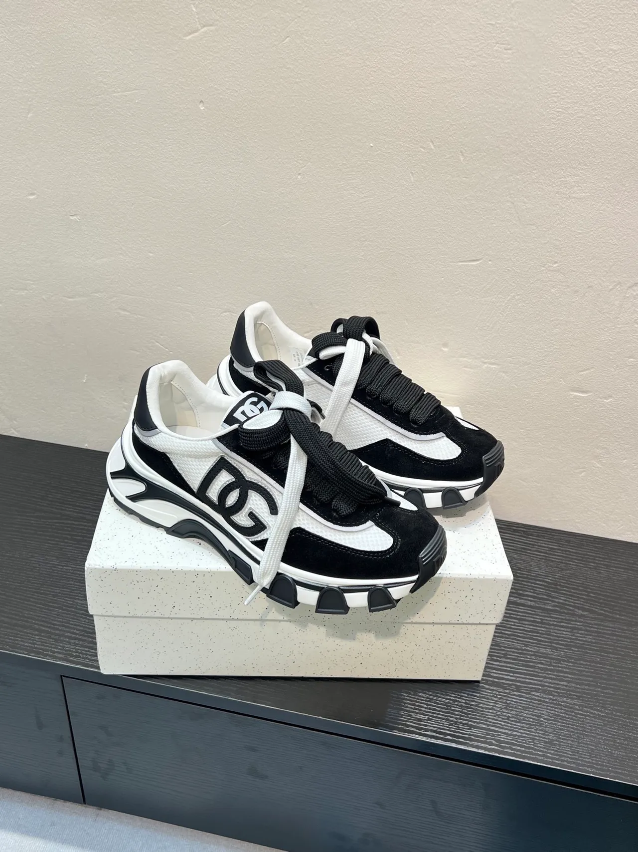 Dolce & Gabbana Chaussures Chunky Semelle Plateforme Noire Blanche Partie Supérieure en Couches 5