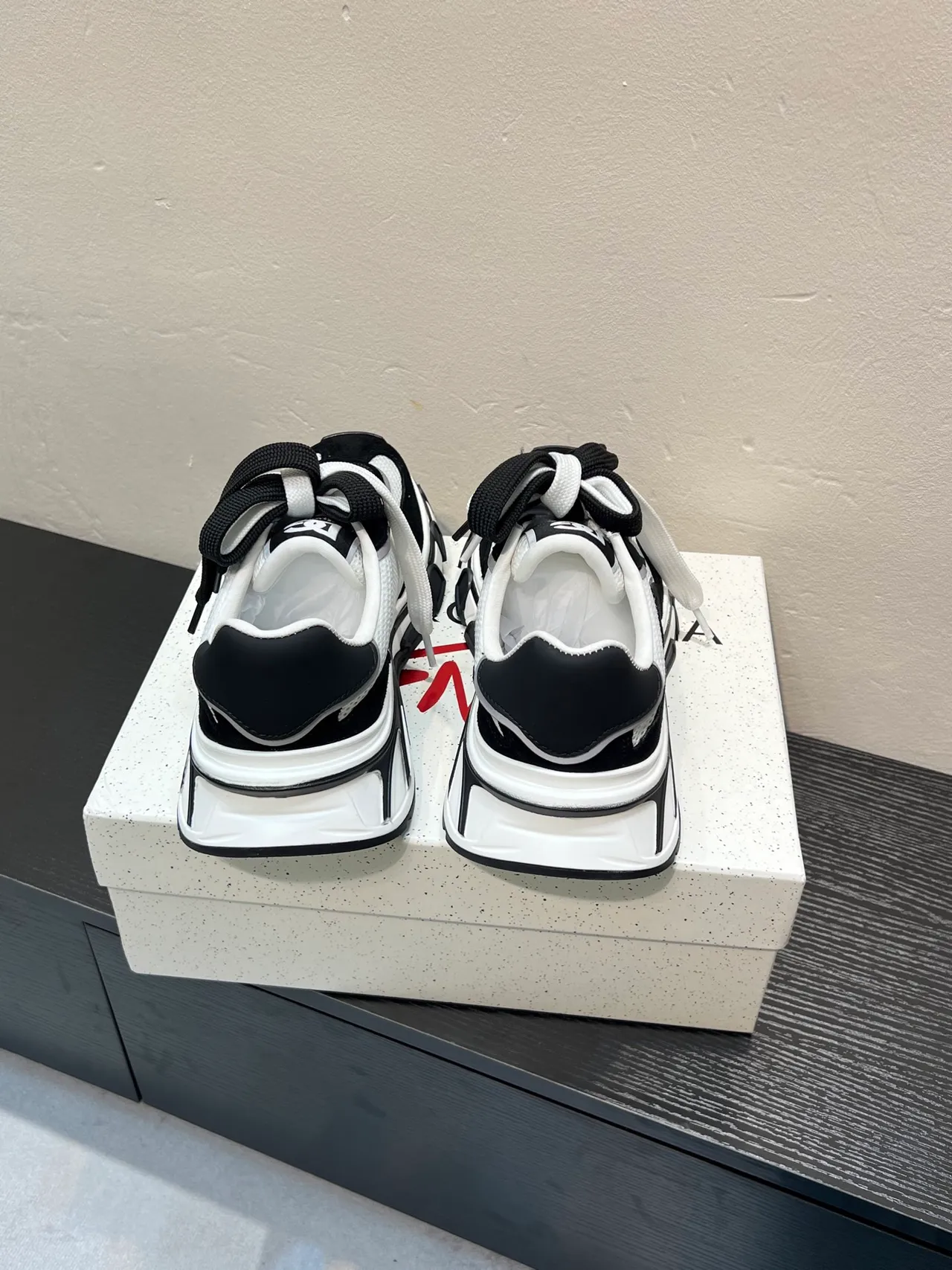 Dolce & Gabbana Chaussures Chunky Semelle Plateforme Noire Blanche Partie Supérieure en Couches 6