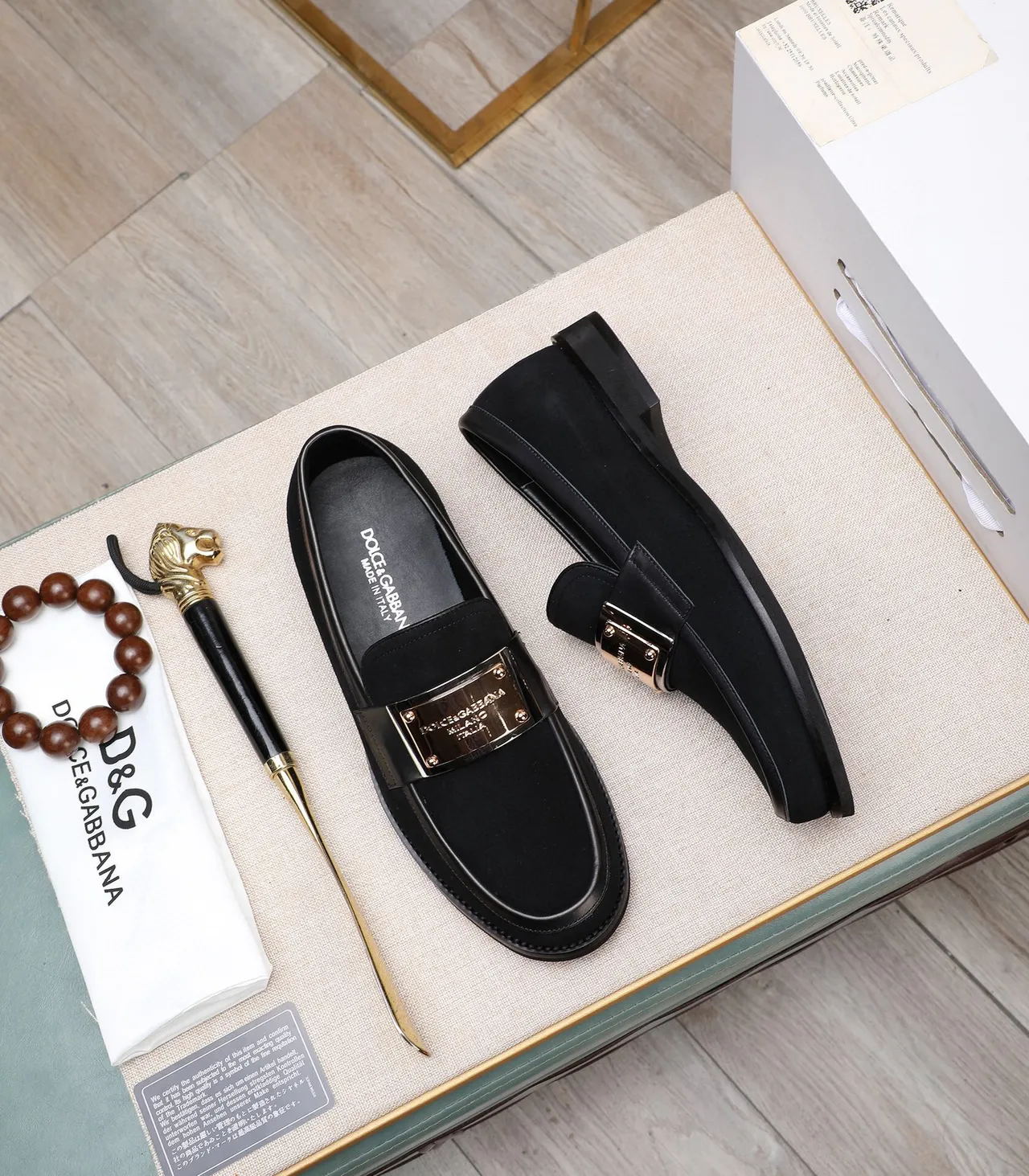 Dolce & Gabbana Portofino Mocassim Preto Dourado Camurça Superior Placa de Metal 2