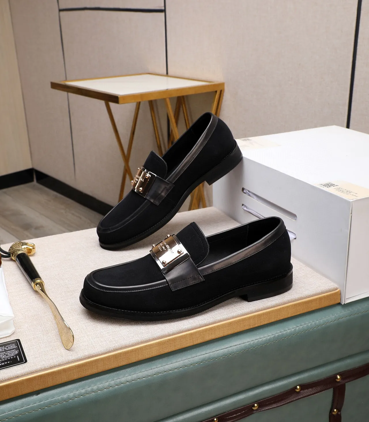 Dolce & Gabbana Portofino Mocassim Preto Dourado Camurça Superior Placa de Metal 3