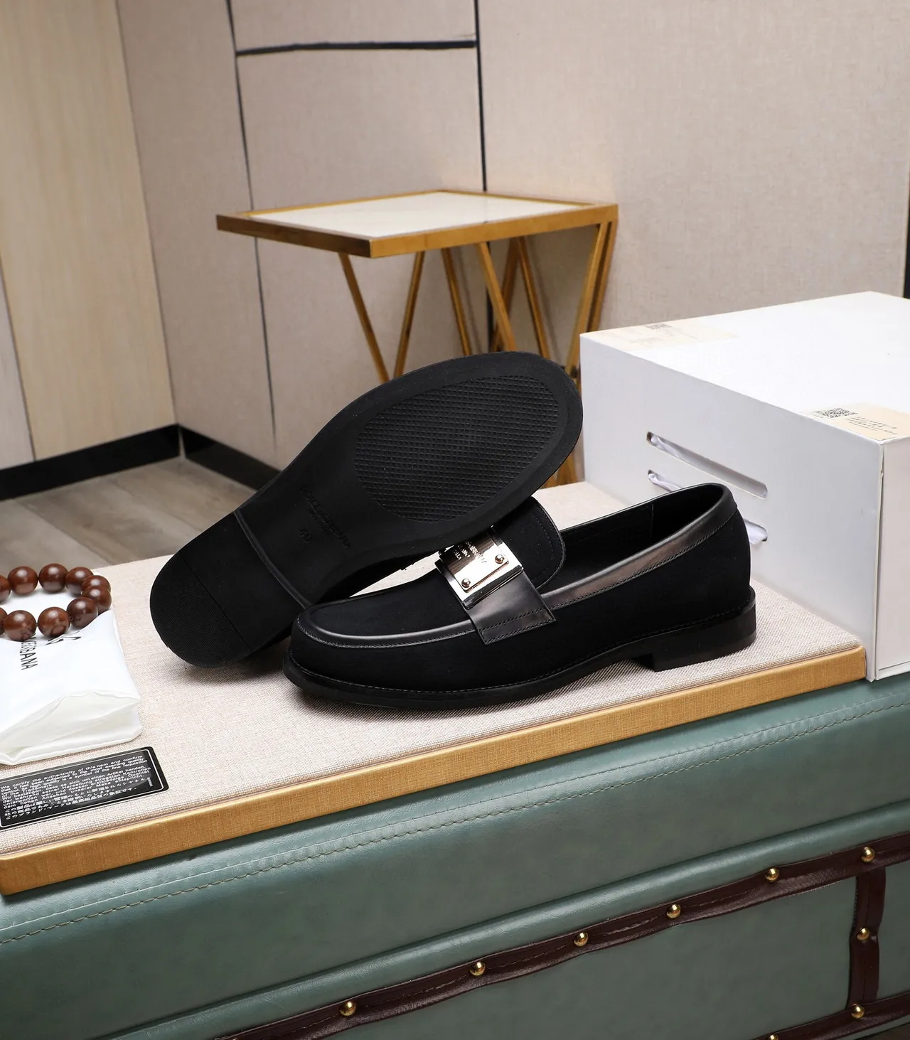 Dolce & Gabbana Portofino Mocassim Preto Dourado Camurça Superior Placa de Metal 4