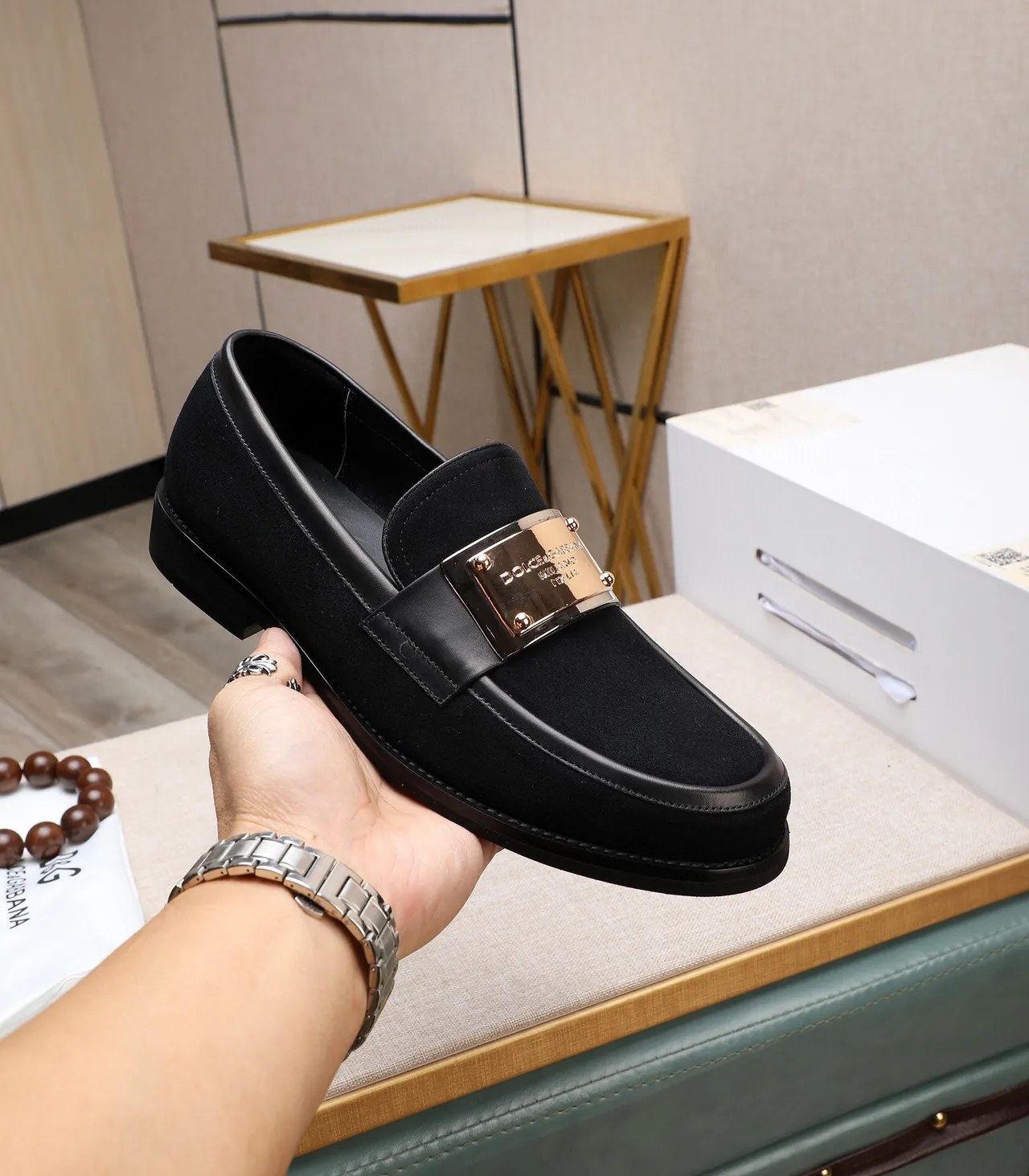 Dolce & Gabbana Portofino Mocassim Preto Dourado Camurça Superior Placa de Metal 5