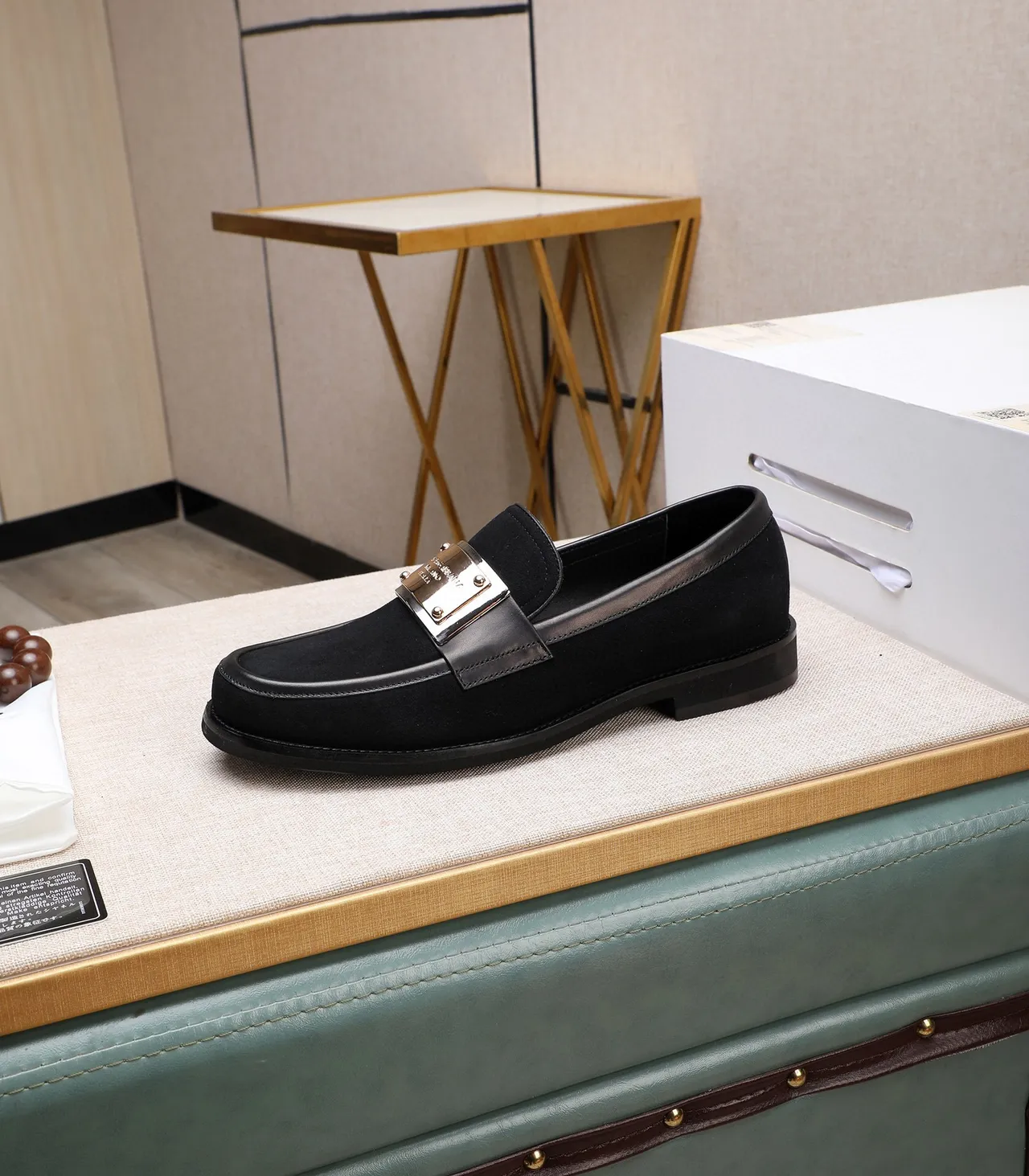 Dolce & Gabbana Portofino Mocassim Preto Dourado Camurça Superior Placa de Metal 6