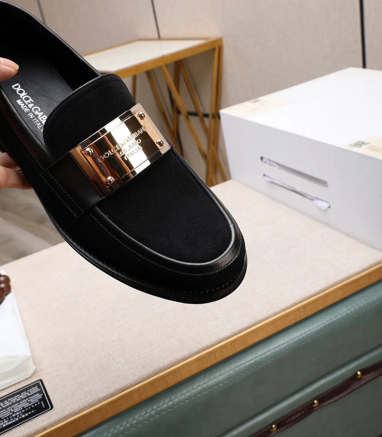 Dolce & Gabbana Portofino Mocassim Preto Dourado Camurça Superior Placa de Metal 7