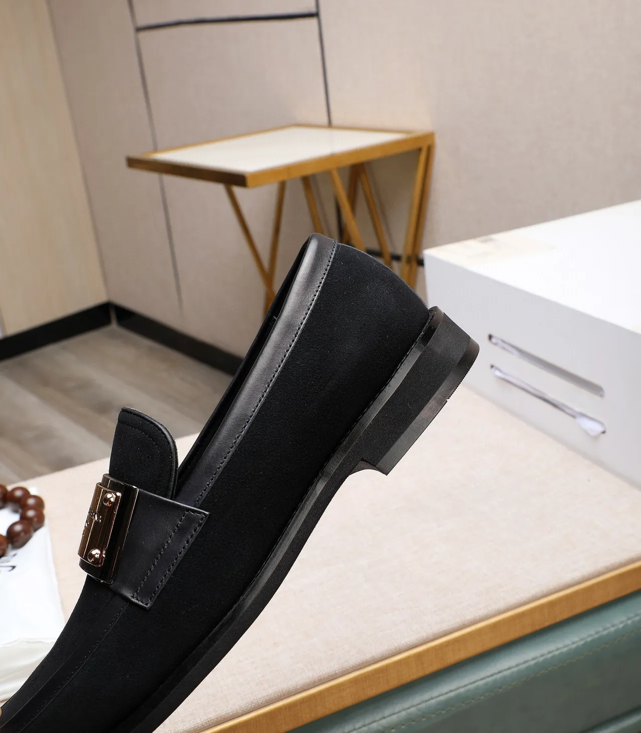 Dolce & Gabbana Portofino Mocassim Preto Dourado Camurça Superior Placa de Metal 9