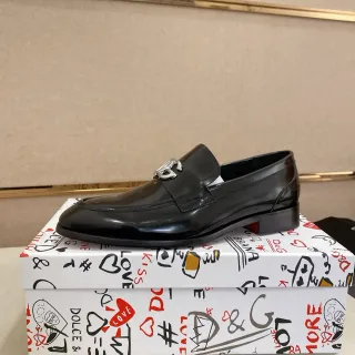 Dolce & Gabbana काला लाल पॉलिश्ड लेदर मेटल DG बकल लोफर