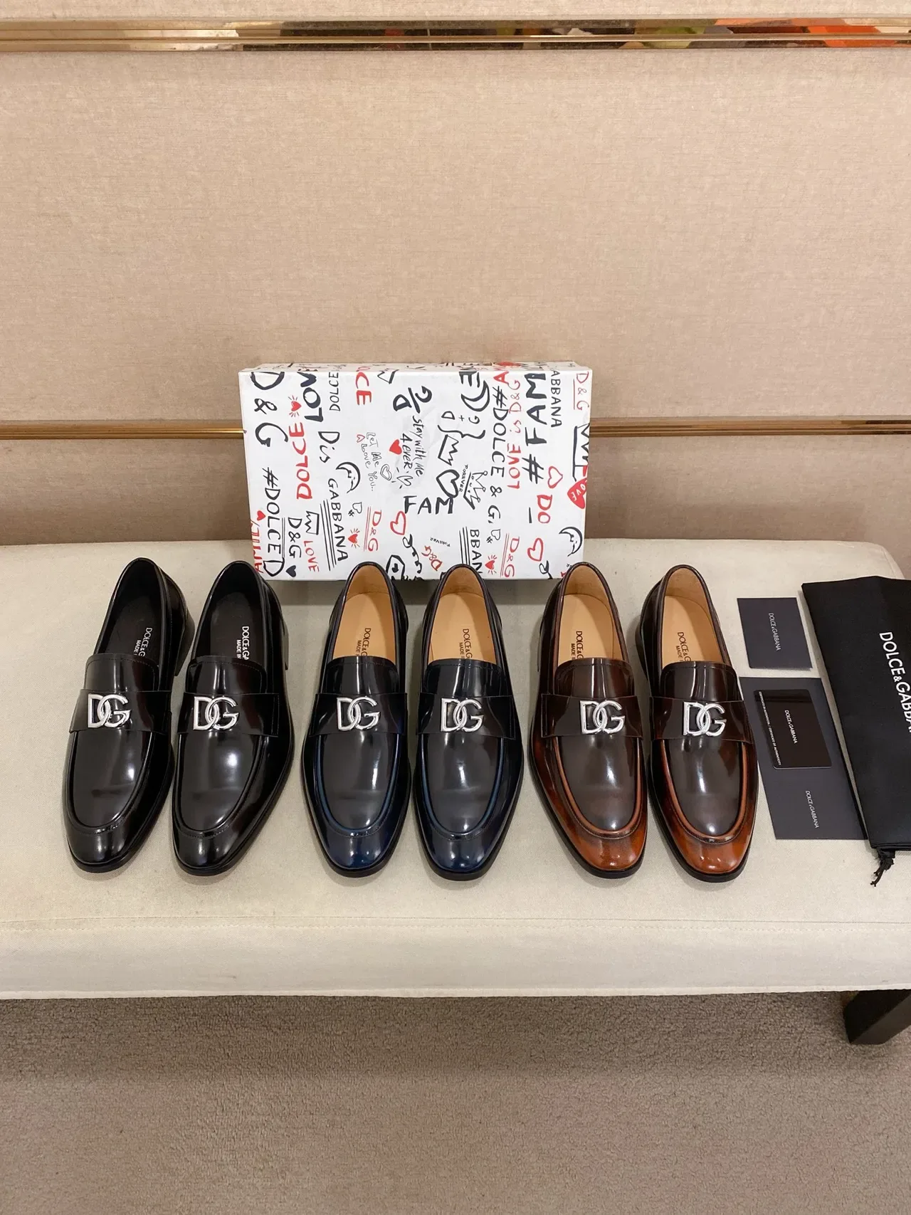 Dolce & Gabbana काला लाल पॉलिश्ड लेदर मेटल DG बकल लोफर 2