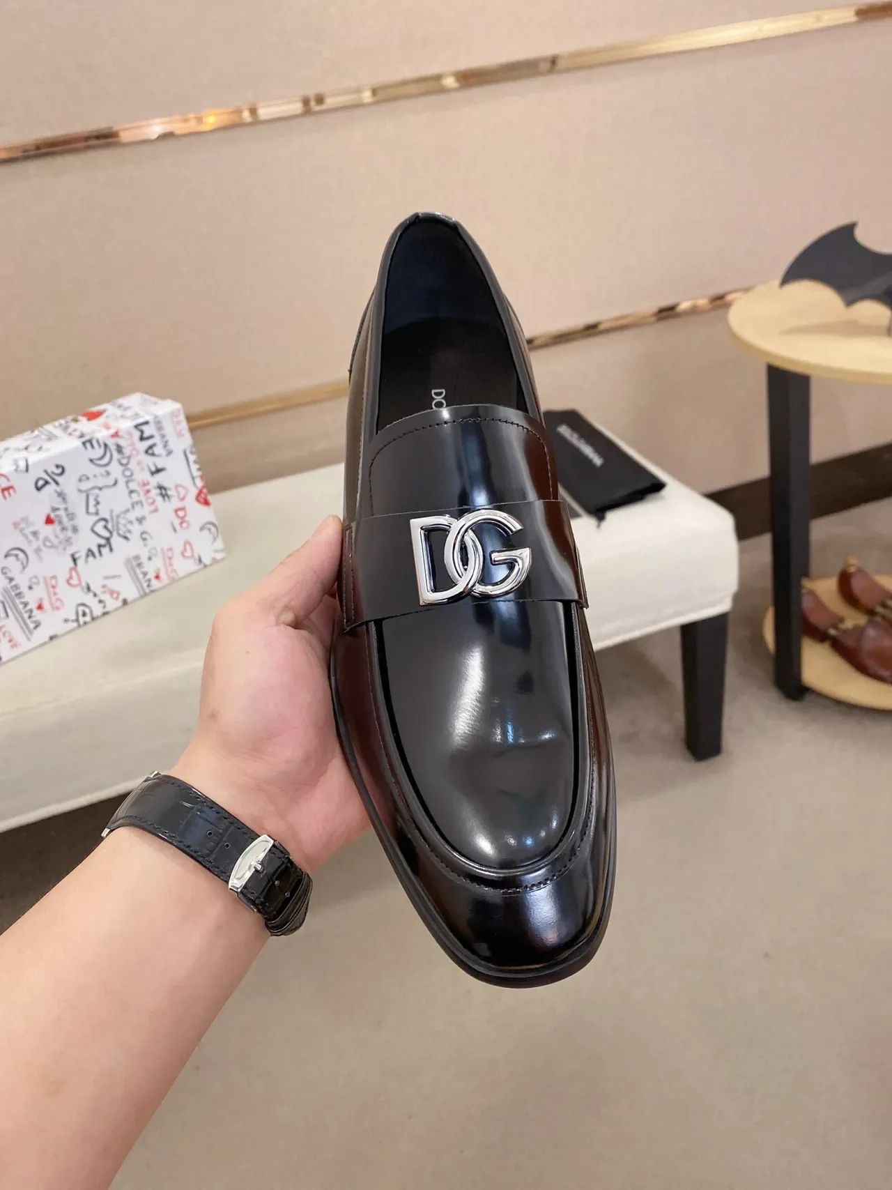 Dolce & Gabbana काला लाल पॉलिश्ड लेदर मेटल DG बकल लोफर 6