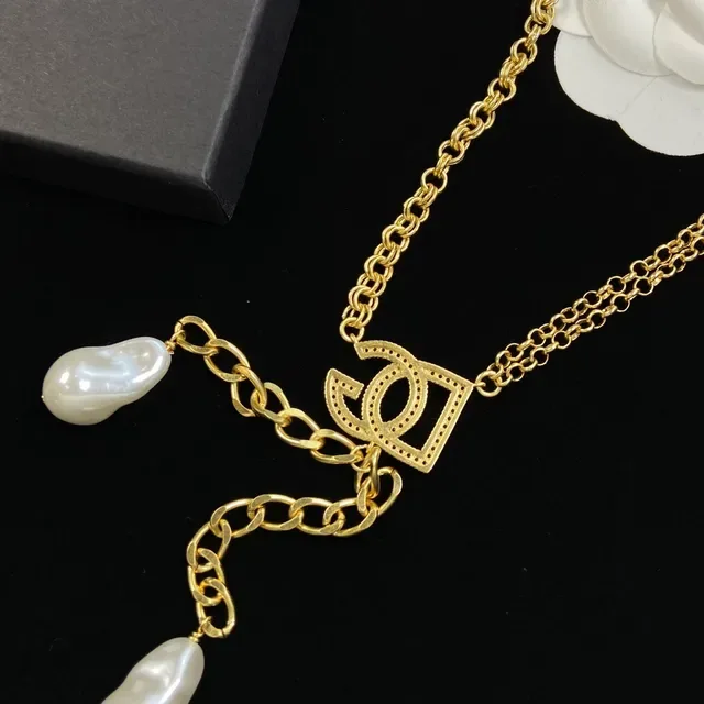 Dolce & Gabbana DG Colar de pérolas Corrente Curb Dourado Branco Cristais Pavé Pingente Logo 2