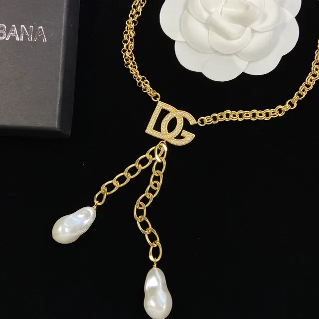 Dolce & Gabbana DG Colar de pérolas Corrente Curb Dourado Branco Cristais Pavé Pingente Logo 3