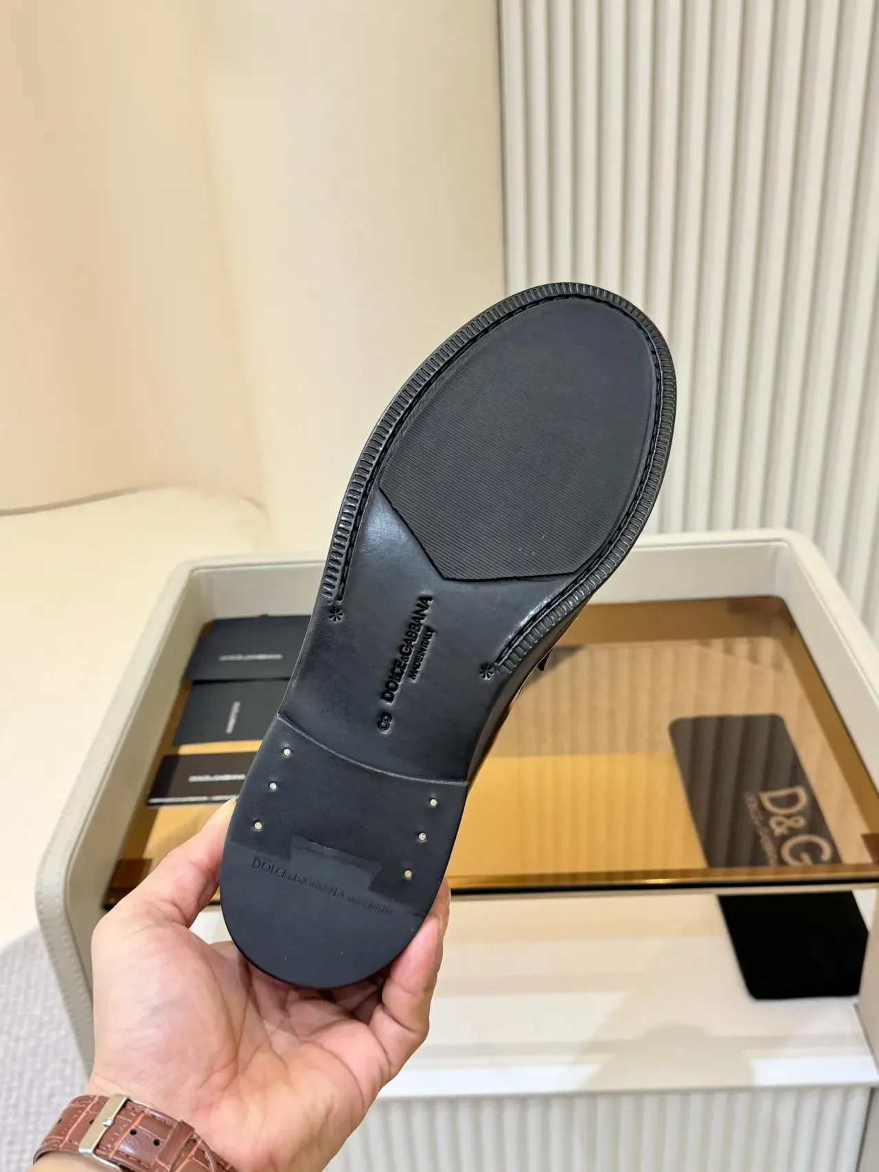 Mocassim Dolce & Gabbana Marrom Bege Couro Patent Brilhante Cinta Trançada Detalhe 2