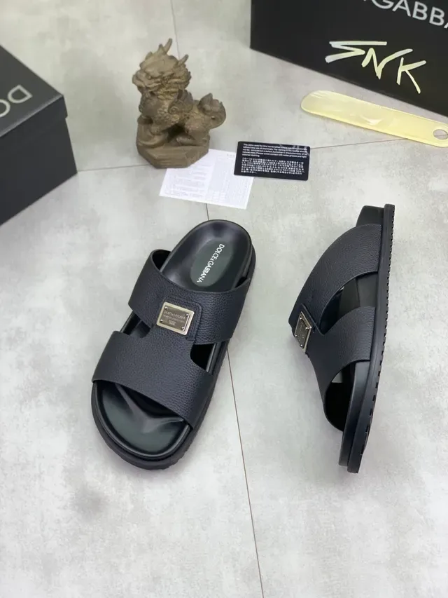 Dolce & Gabbana Moments Collection Chaussons Glissants en Cuir Pebbled Noir 5