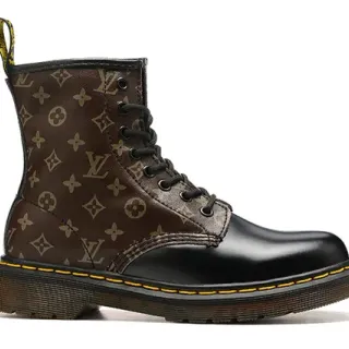 Dr. Martens 1460 Impresión Monograma Marrón y Negro Botas Martin