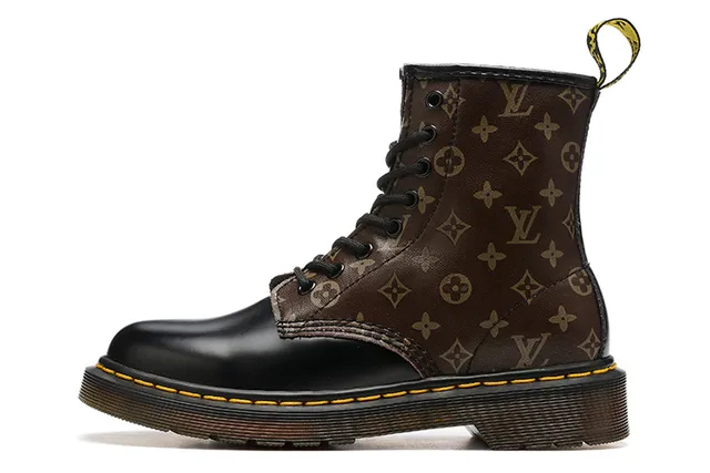 Dr. Martens 1460 Impresión Monograma Marrón y Negro Botas Martin 3