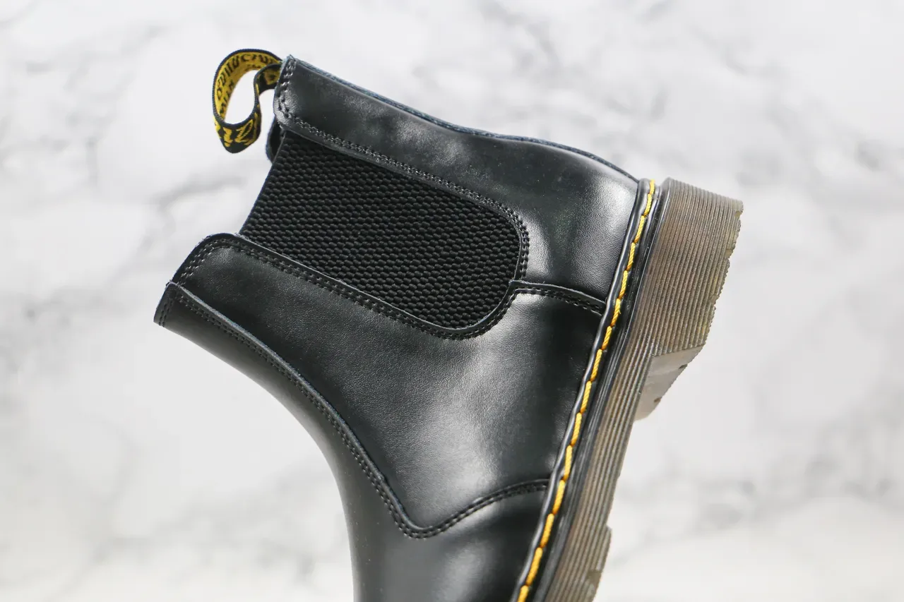 Botas Chelsea Dr. Martens Preto Amarelo Couro Liso Costura de Sola 5