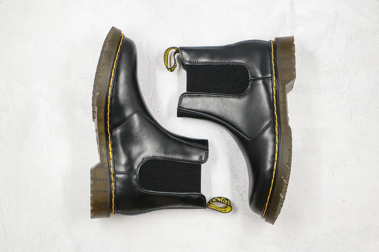 Botas Chelsea Dr. Martens Preto Amarelo Couro Liso Costura de Sola 7