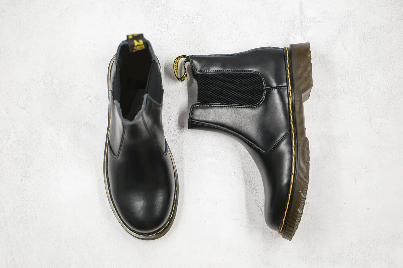 Botas Chelsea Dr. Martens Preto Amarelo Couro Liso Costura de Sola 8
