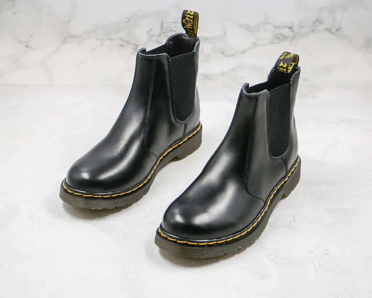 Botas Chelsea Dr. Martens Preto Amarelo Couro Liso Costura de Sola 9
