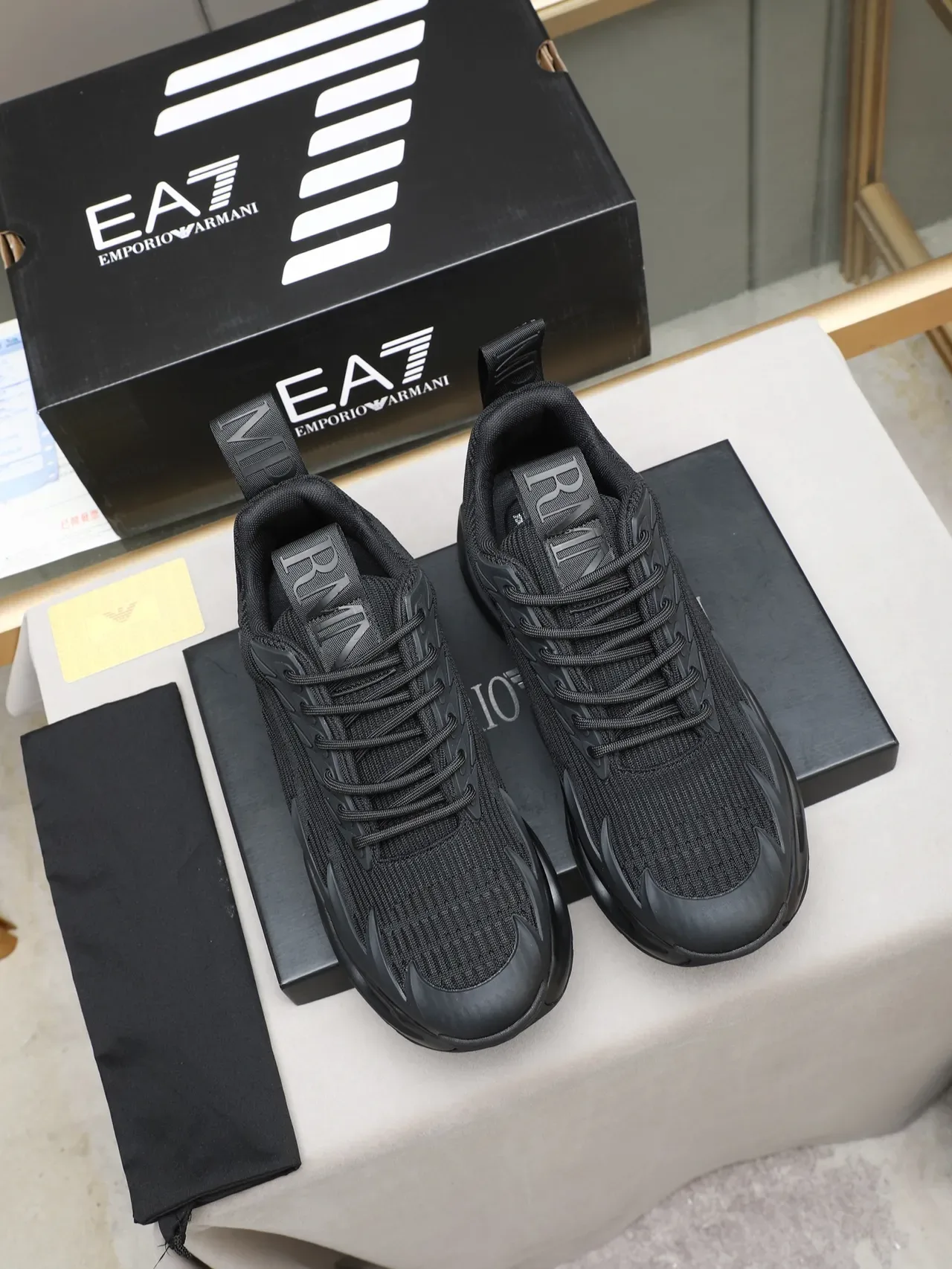 Emporio Armani أسود مونوكرومي علوة محبوكة سنيكرز أسلوب حياة 2
