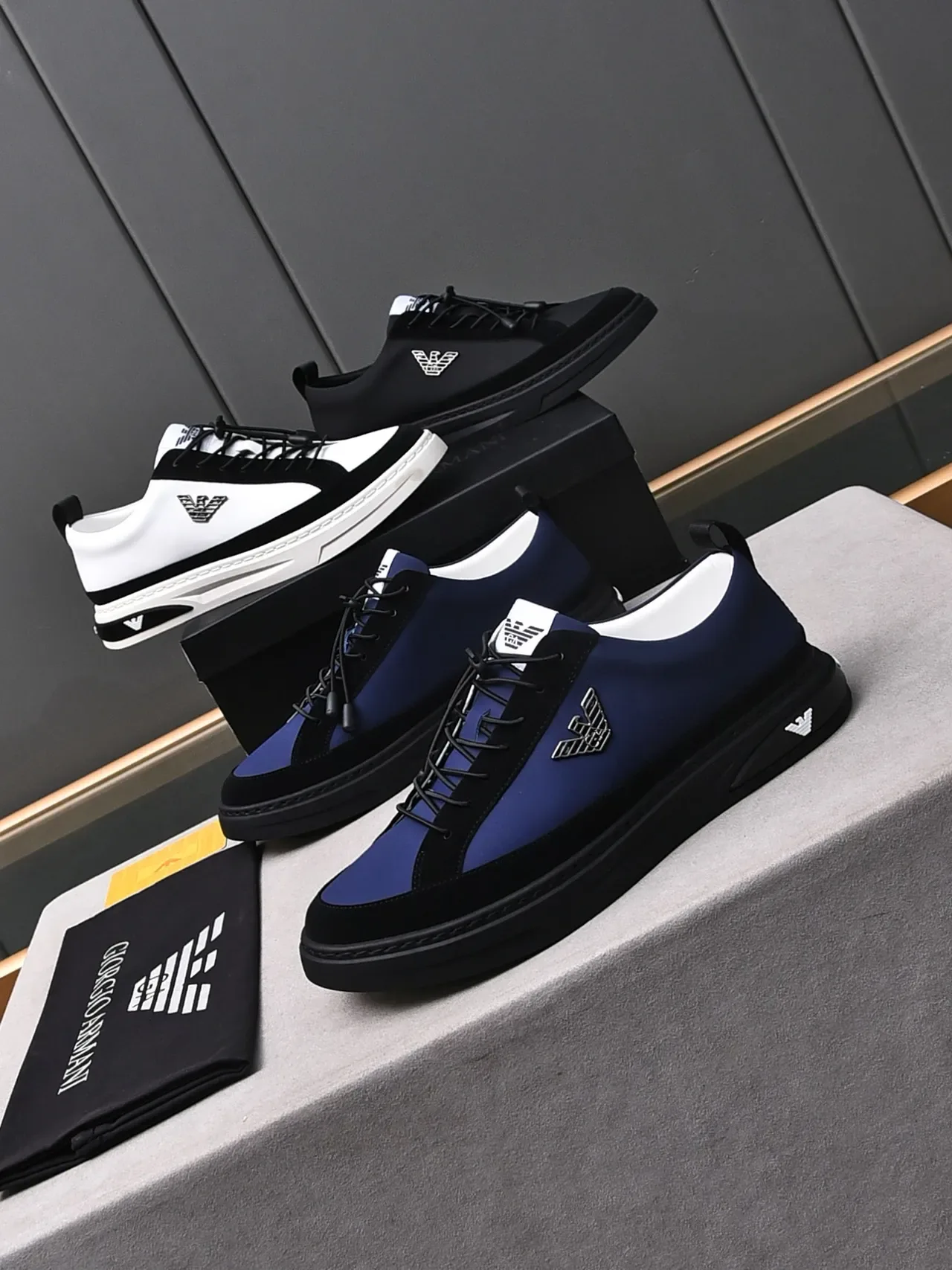 Emporio Armani Noir Blanc Cuir/Synthétique Mat Partie supérieure Détail logo aigle métallique Sneakers Lifestyle 2
