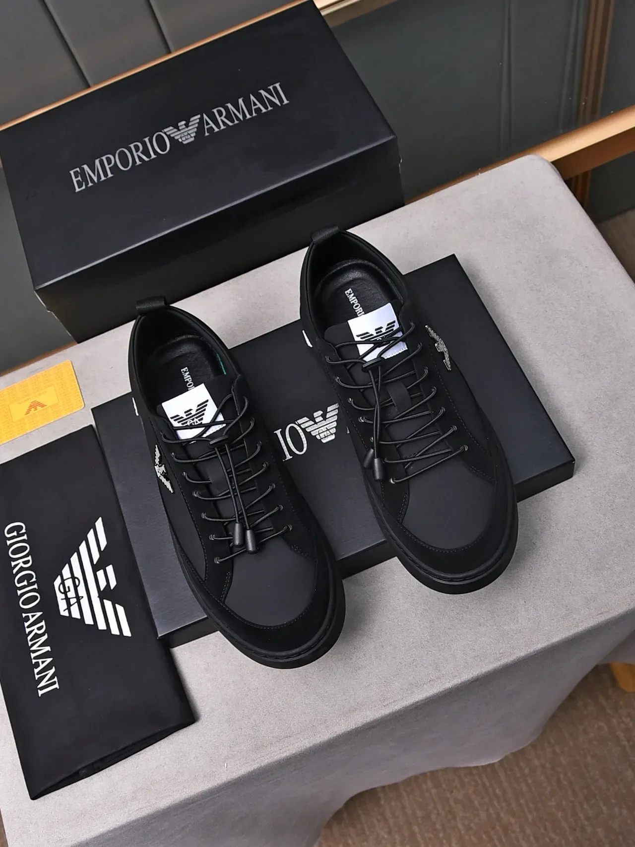 Emporio Armani Noir Blanc Cuir/Synthétique Mat Partie supérieure Détail logo aigle métallique Sneakers Lifestyle 3