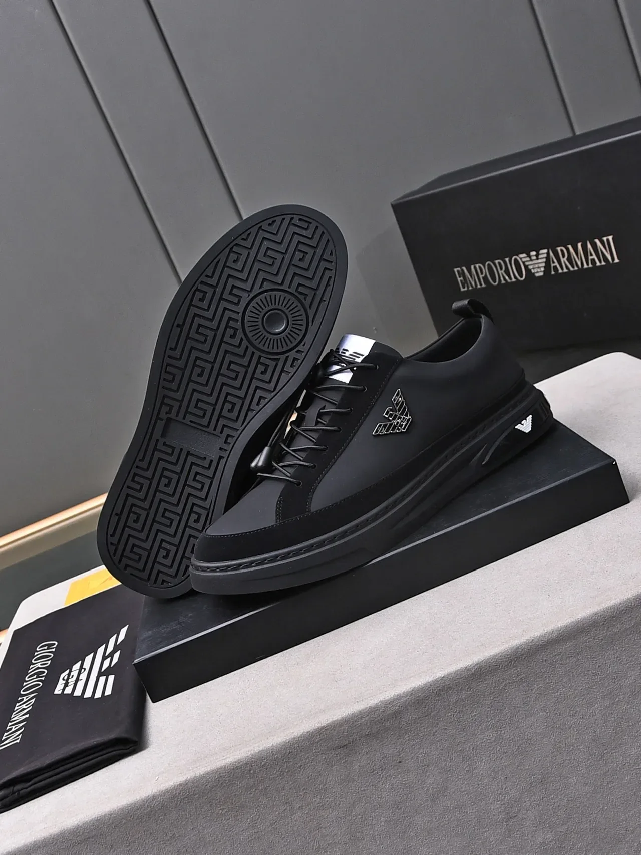 Emporio Armani Noir Blanc Cuir/Synthétique Mat Partie supérieure Détail logo aigle métallique Sneakers Lifestyle 4