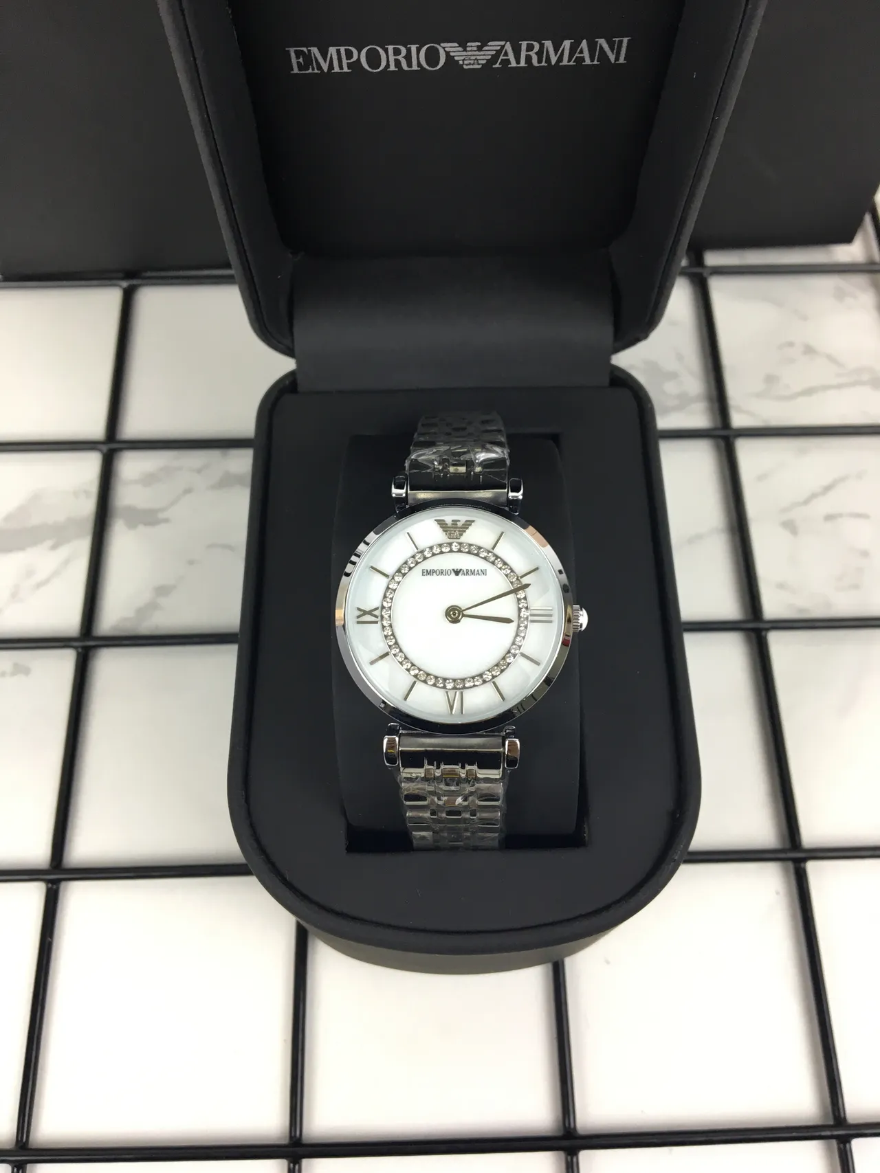 Emporio Armani Classic Argent Blanc Boîtier Rond Cadran Matière Perlière Quartz 10