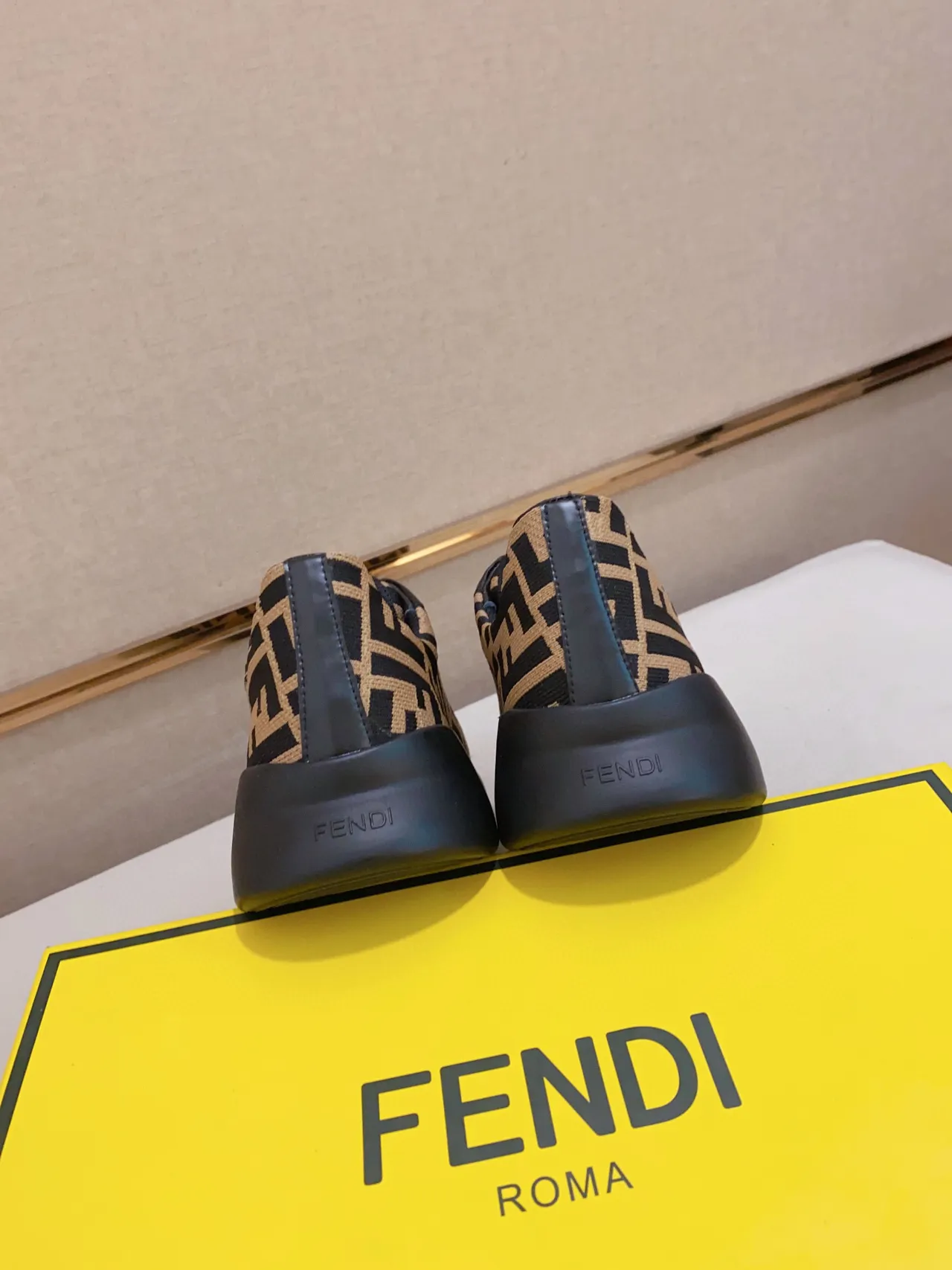 Fendi Beige Noir Monogram Knit Upper Semelle avec relief Sneakers Chunky 2