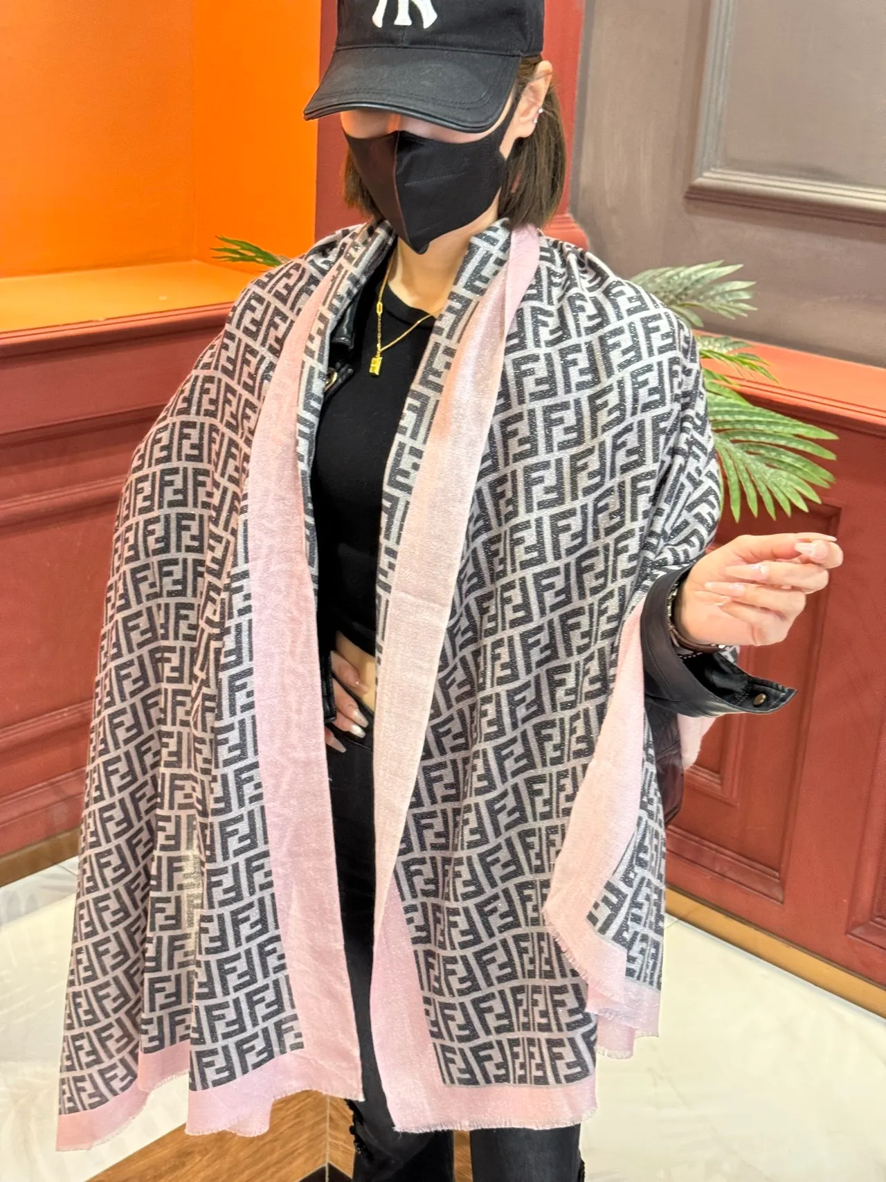 Fendi bege rosa todo coberto FF Monogram borda contrastante cachecol 2