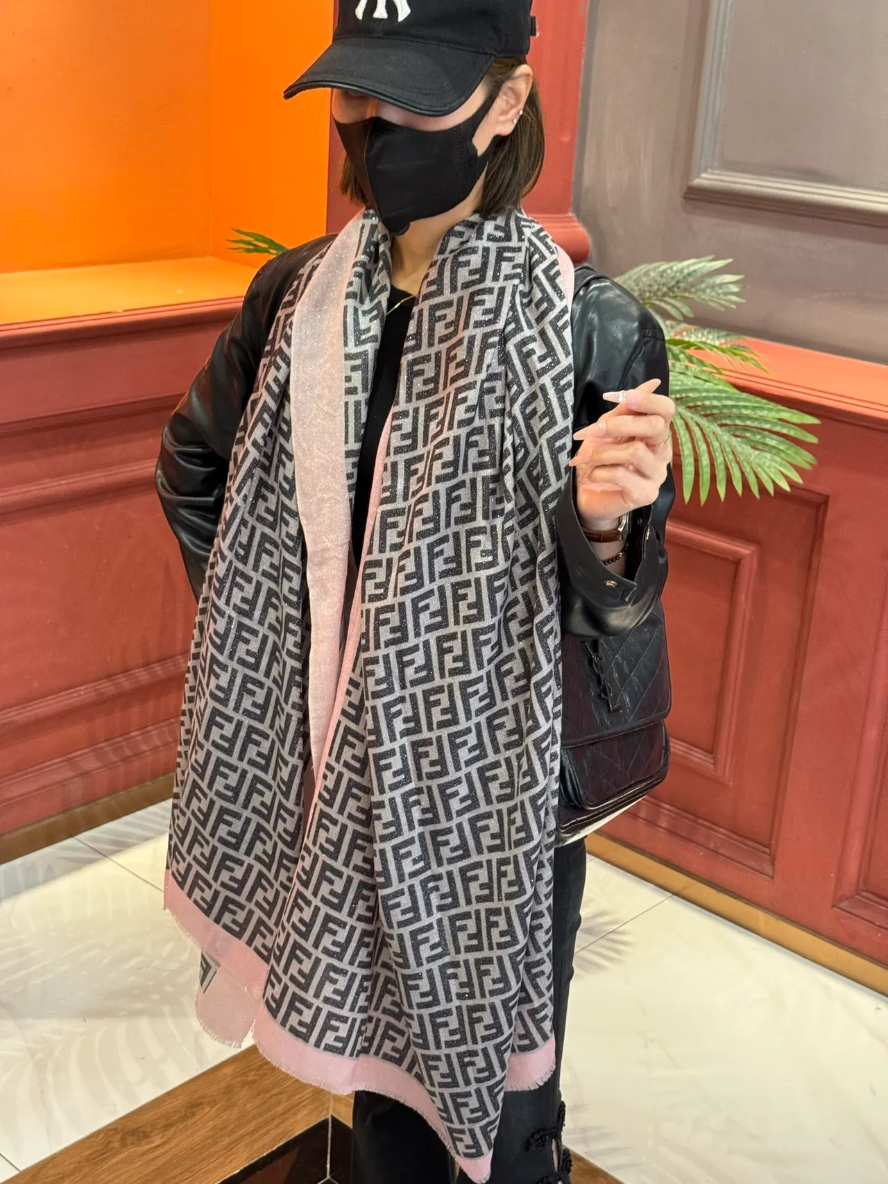 Fendi bege rosa todo coberto FF Monogram borda contrastante cachecol 3