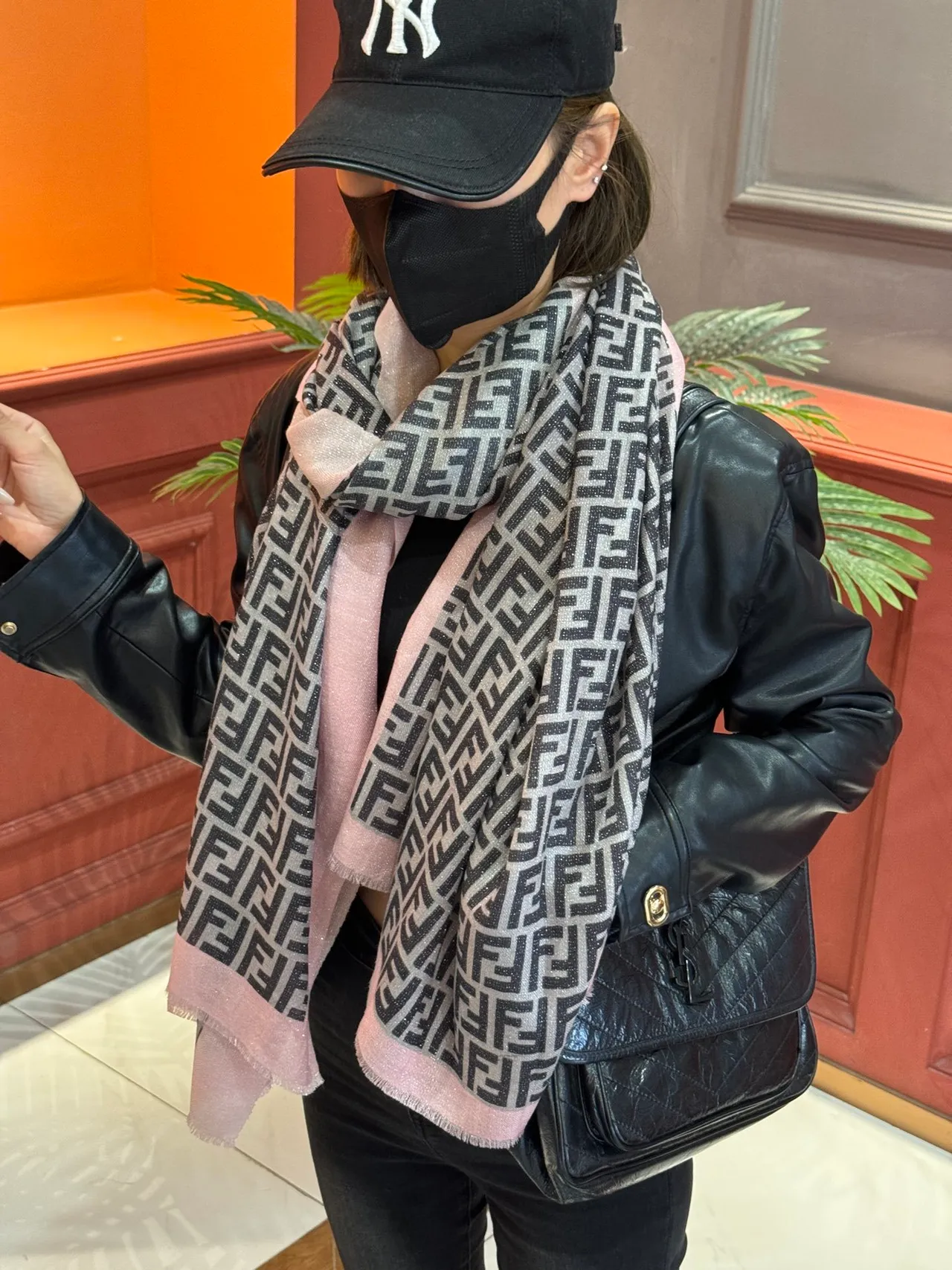 Fendi bege rosa todo coberto FF Monogram borda contrastante cachecol 4