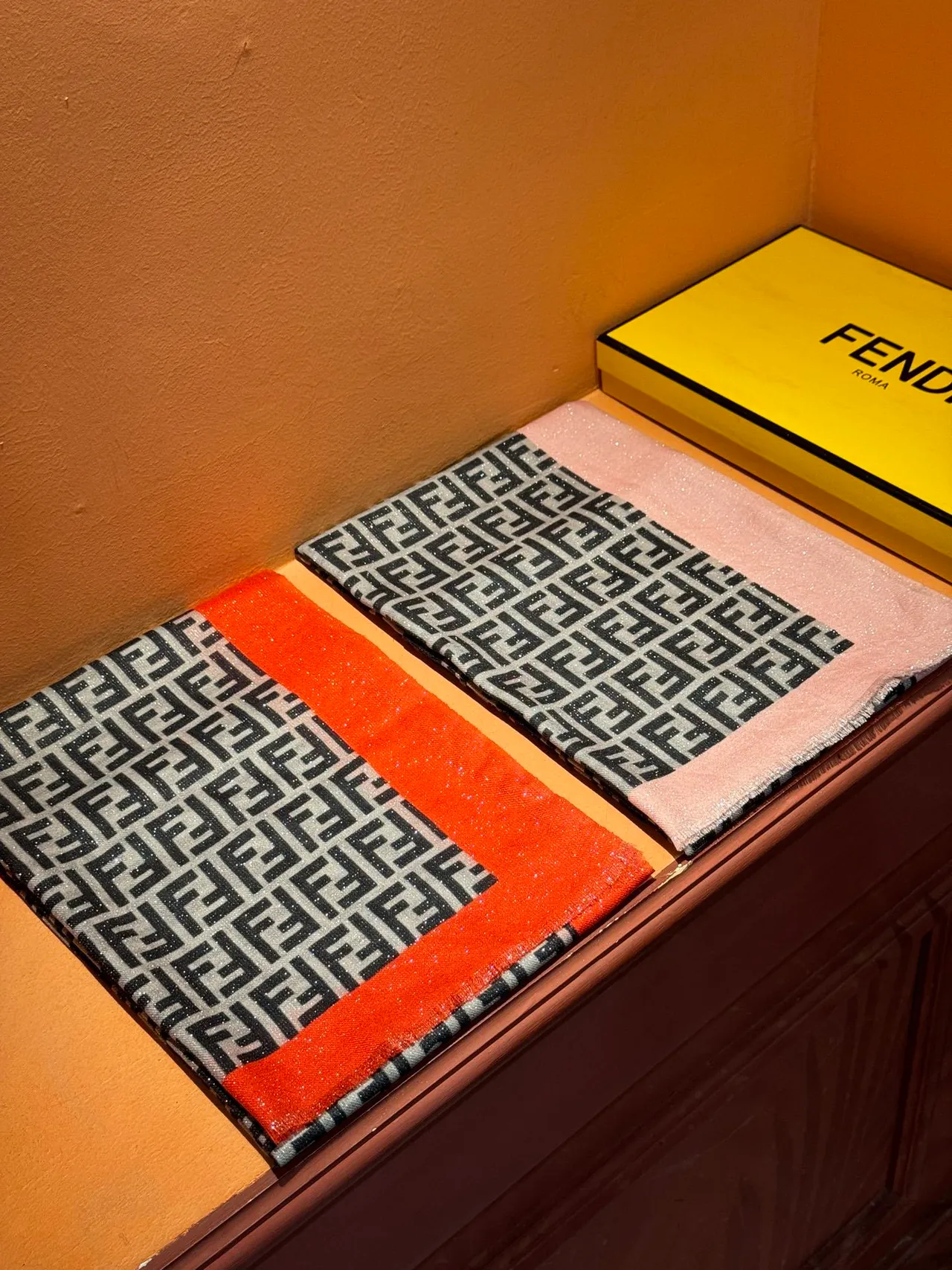 Fendi bege rosa todo coberto FF Monogram borda contrastante cachecol 5