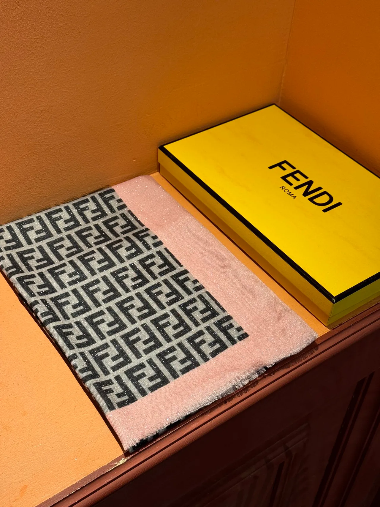 Fendi bege rosa todo coberto FF Monogram borda contrastante cachecol 6