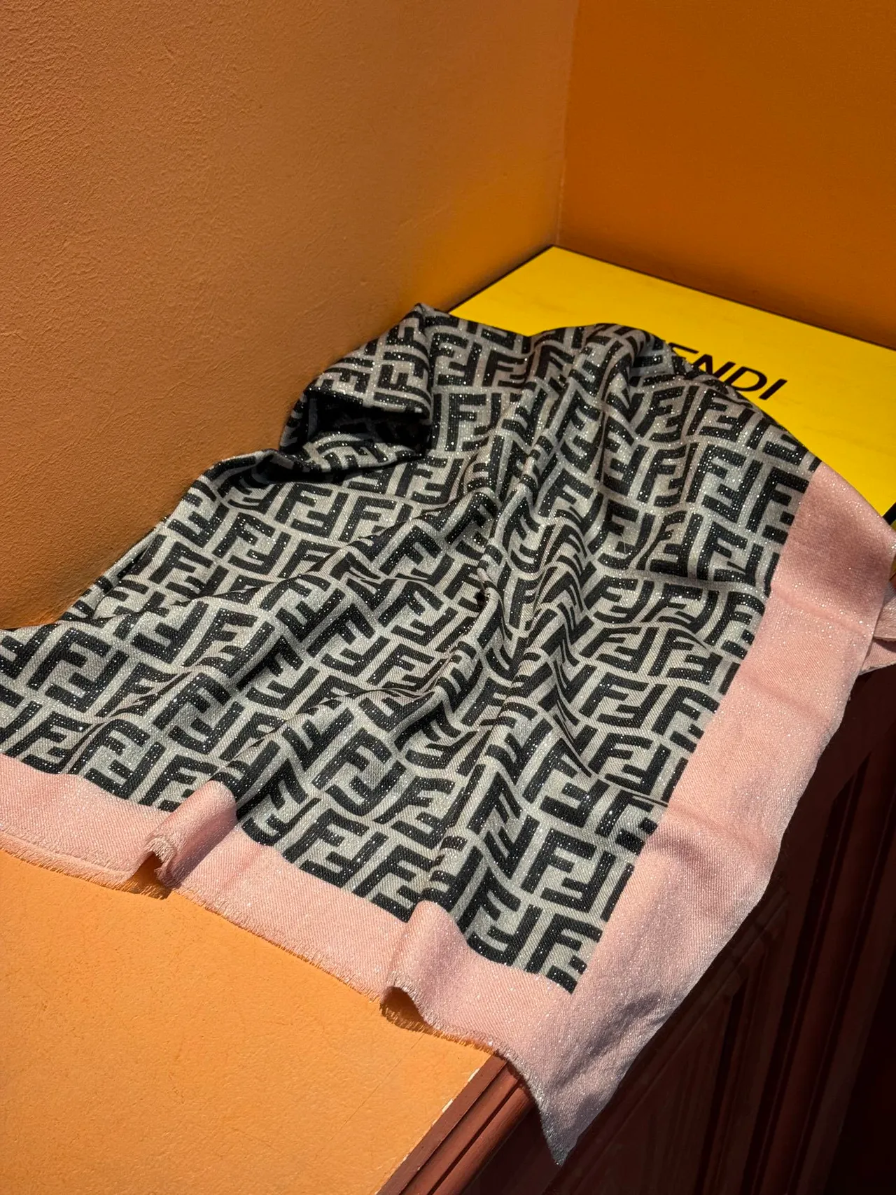Fendi bege rosa todo coberto FF Monogram borda contrastante cachecol 7