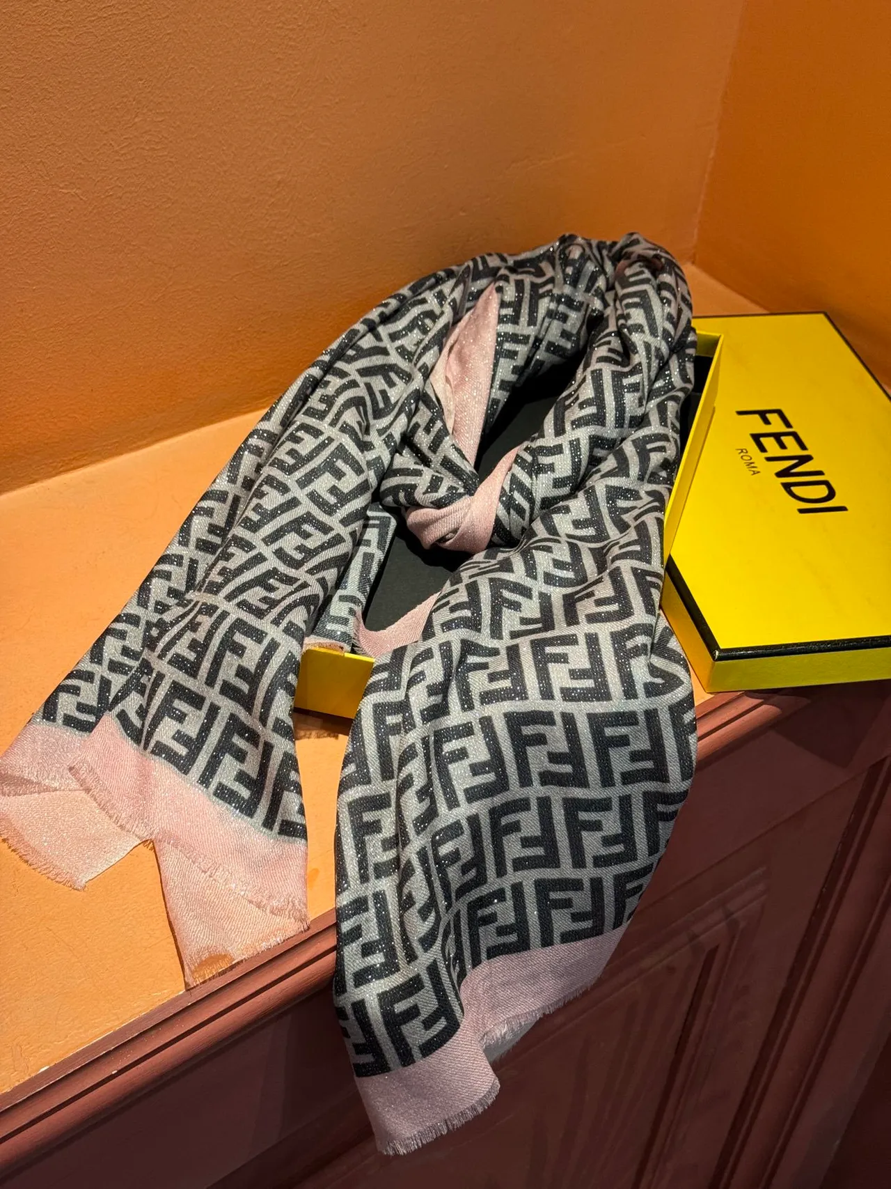 Fendi bege rosa todo coberto FF Monogram borda contrastante cachecol 8