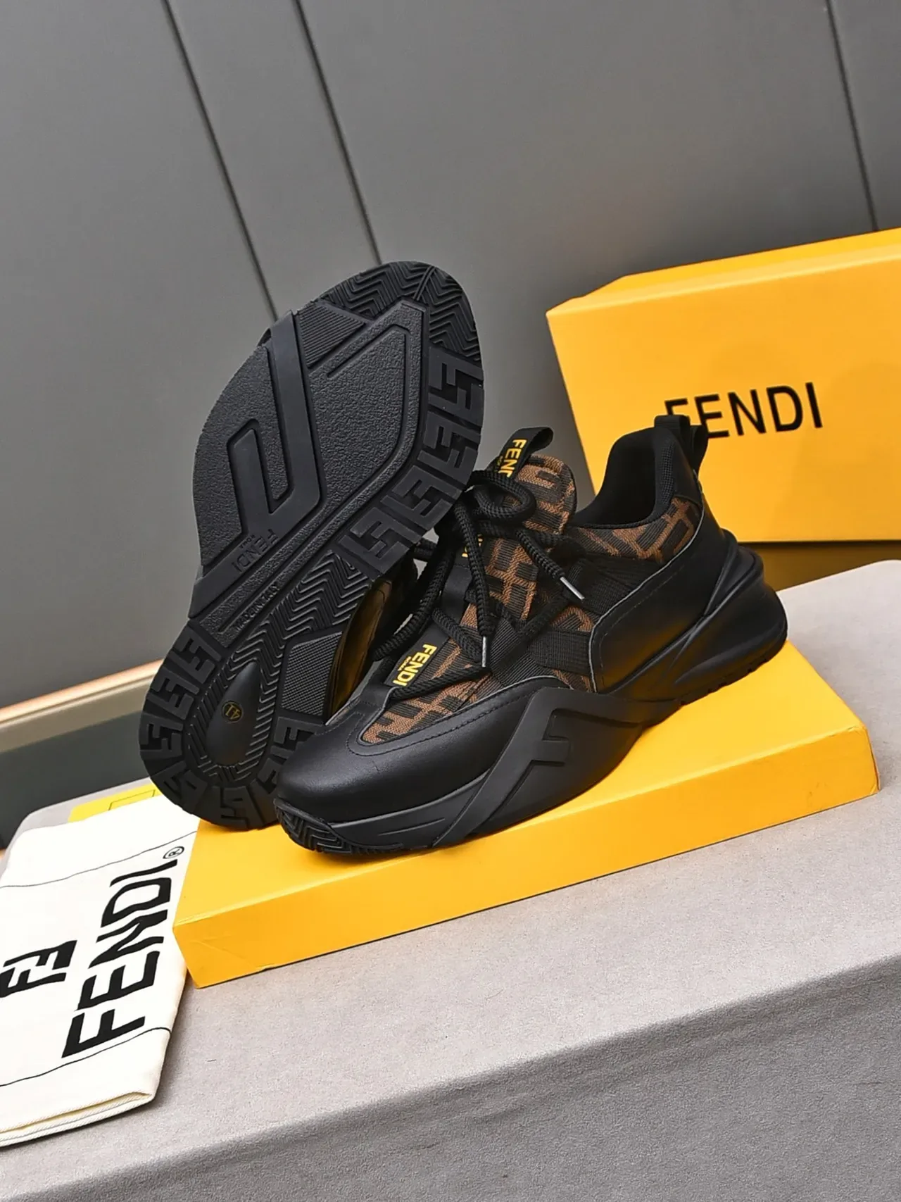 Fendi Sneakers Chunky Negro Suela Marrón FF Monogram 4